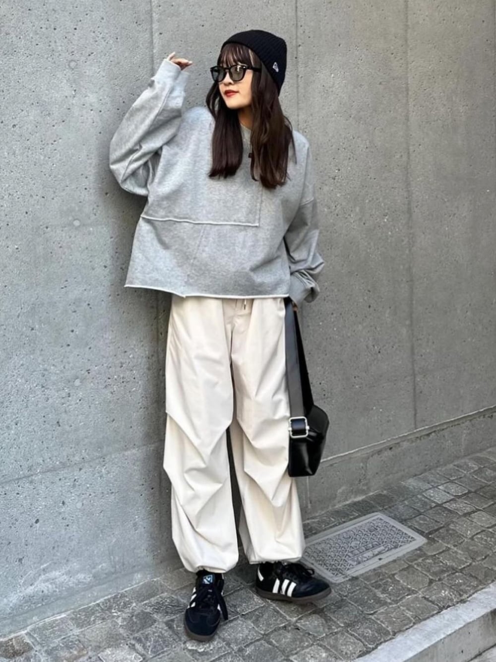 「ショルダーバッグ、シンプルコーデ、スポーツミックス、ローファー、ストリート、レイヤードスタイル、モノトーン、スウェット、アディダスオリジナルス、サマンサ モスモス(Samansa Mos2)、ルイス(Lui's)、ニット、ニット帽コーデ、パラシュートパンツ」｜「Lui'sのコンバーチブルパラシュートパンツ（カーゴパンツ、ホワイト系）」を使った、mayさん（レディース・164cm）の冬コーディネートの1枚目の写真