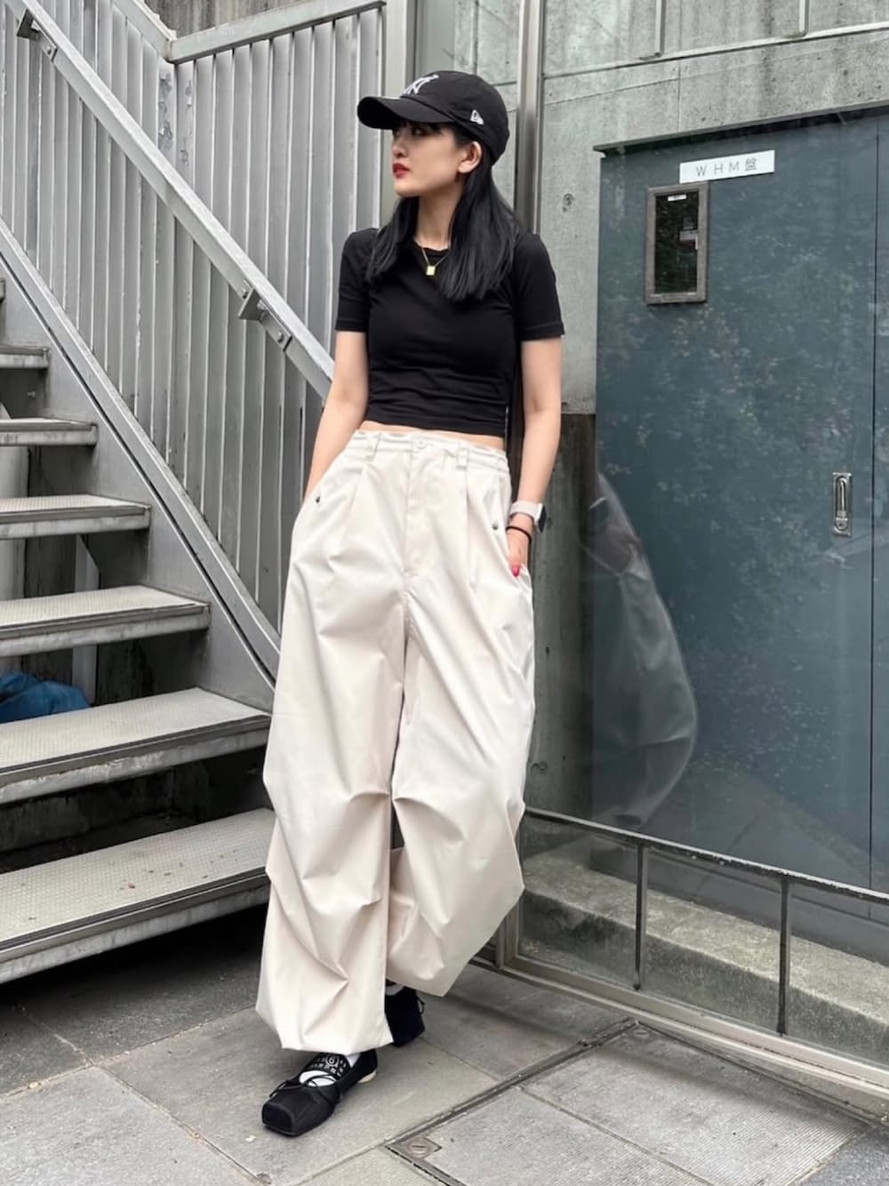 「今日のコーデ、春服、オトナカワイイ、大人可愛い、大人カジュアルコーデ、春夏コーデ、トレンド、モノトーン、シャツスタイル、160cm台コーデ、ブラックコーデ、ルイス(Lui's)、ベーシック/トラッド、大人コーデ、オールブラック」｜「Lui'sのコンバーチブルパラシュートパンツ（カーゴパンツ、ホワイト系）」を使った、mayさん（レディース・164cm）の春コーディネートの1枚目の写真