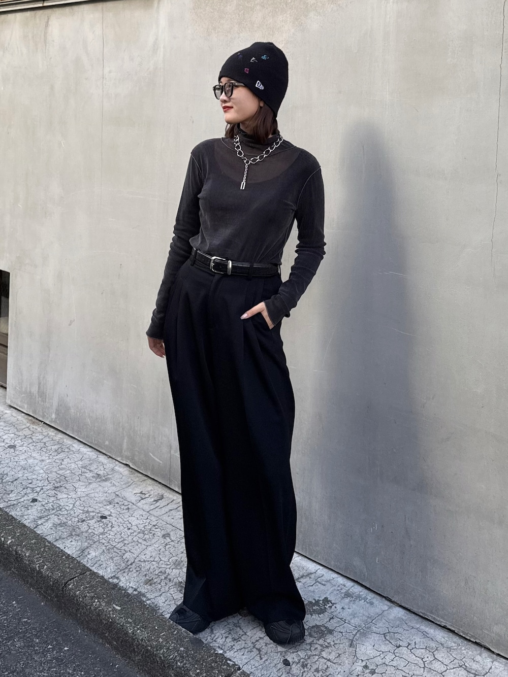 グリーン系のTシャツ/カットソー、ブラック系のスラックス、ブラック系のベルトを着用したレディースの秋コーディネートの1枚目の写真