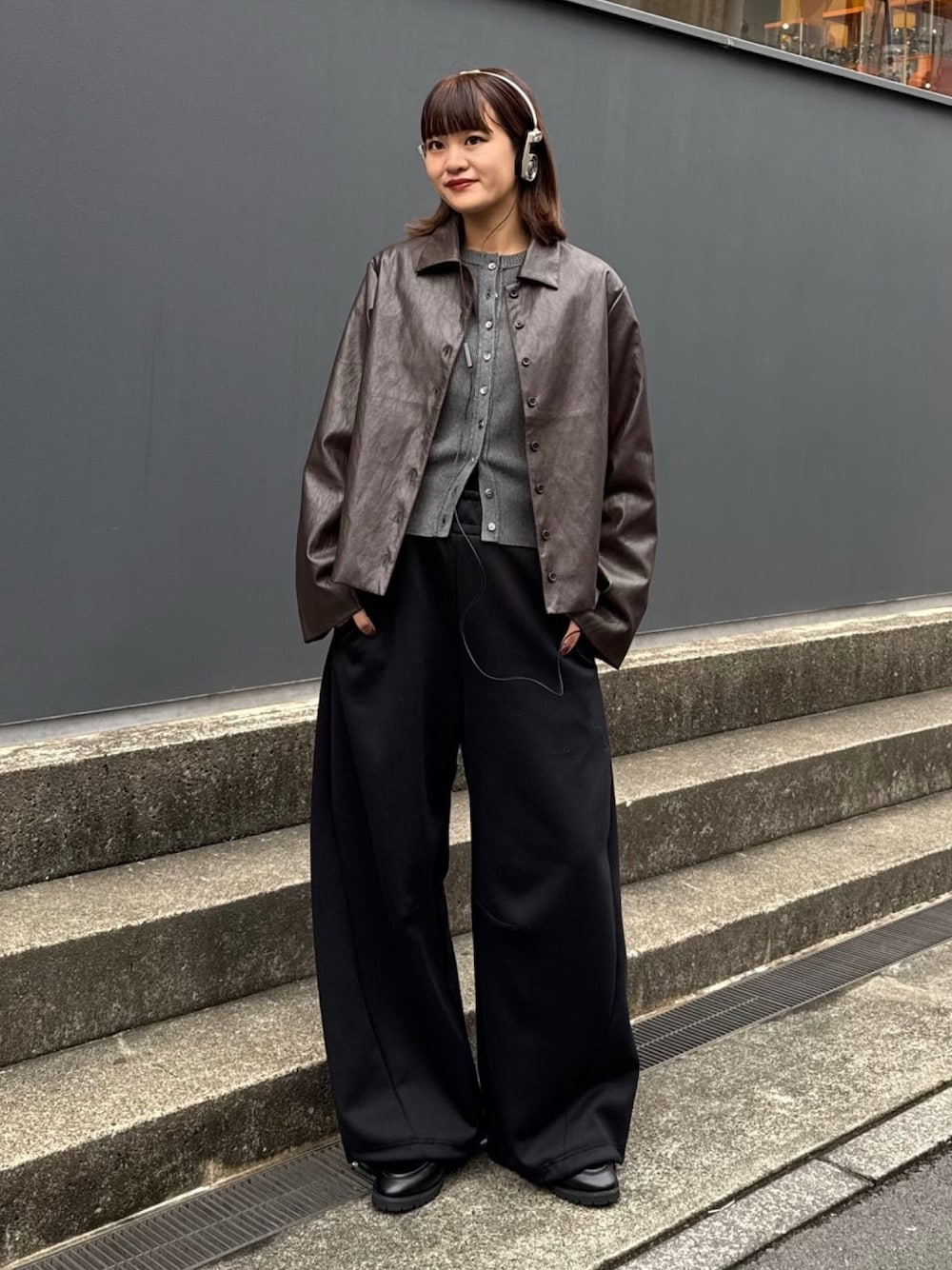 グレー系のその他パンツ、ブラウン系のテーラードジャケット、グレー系のカーディガン/ボレロを着用したレディースの冬コーディネートの1枚目の写真