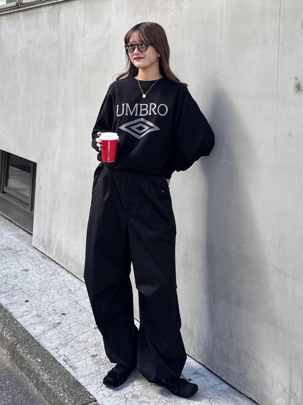 「ロンT、春服コーデ、オトナカジュアル、春色、着回しコーデ、キレイめカジュアル、大人ファッション、オトナカワイイ、いいね、save、フォローお願いします🤑、高身長女子、umbro、ルイス(Lui's)」｜「UMBROの【UMBRO/アンブロ×Lui’s】ピグメントクルーネックスウェット（スウェット、ブラック系）」を使った、mayさん（レディース・164cm）の春コーディネートの1枚目の写真