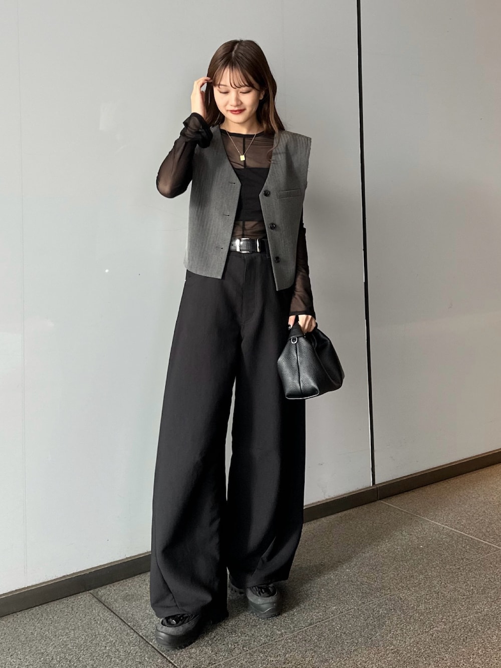 「シアートップス、今日のコーデ、春、おでかけコーデ、レディースファッション、おしゃれさんと繋がりたい、レイヤードスタイル、いいね、save、フォローお願いします🤑、お洒落さんとつながりたい、ベスト、カーブパンツ、スラックス、ルイス(Lui's)、メンズライク、メンズライクコーデ」｜「Lui'sのバックデザインVネックベスト（ダウンベスト、グレー系）」を使った、mayさん（レディース・164cm）の春コーディネートの1枚目の写真