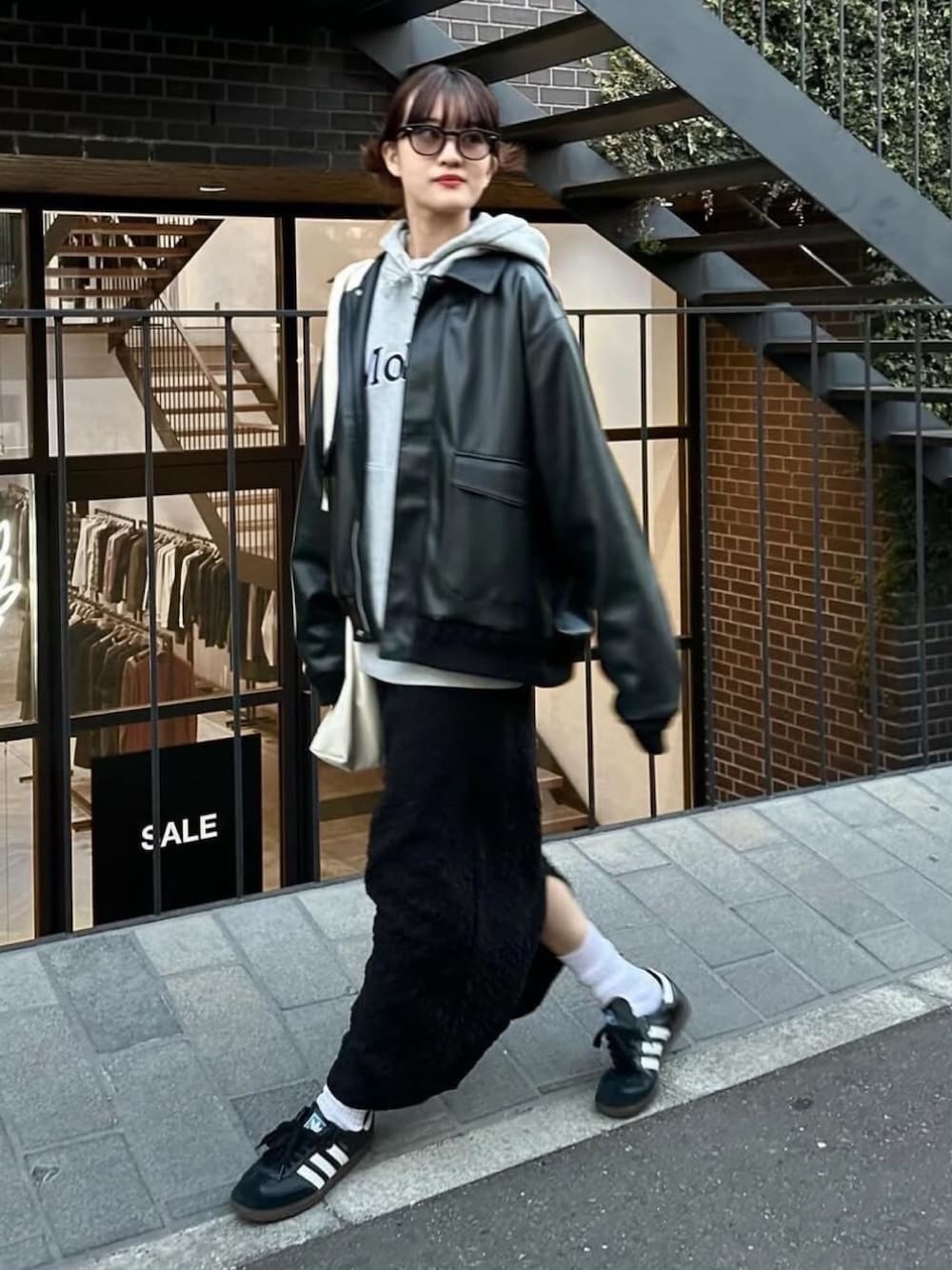 「冬アウター、最近のいい感じコーデ、ショルダーバッグ、ビッグシルエット、メンズライク、オトナカワイイ、きれいめカジュアル、アディダス、ルイス(Lui's)、スニーカー女子、レザージャケット、レザー、パーカーコーデ」｜「Lui'sのシンセティックレザーブルゾン（ブルゾン、ブラック系）」を使った、mayさん（レディース・164cm）の秋コーディネートの1枚目の写真