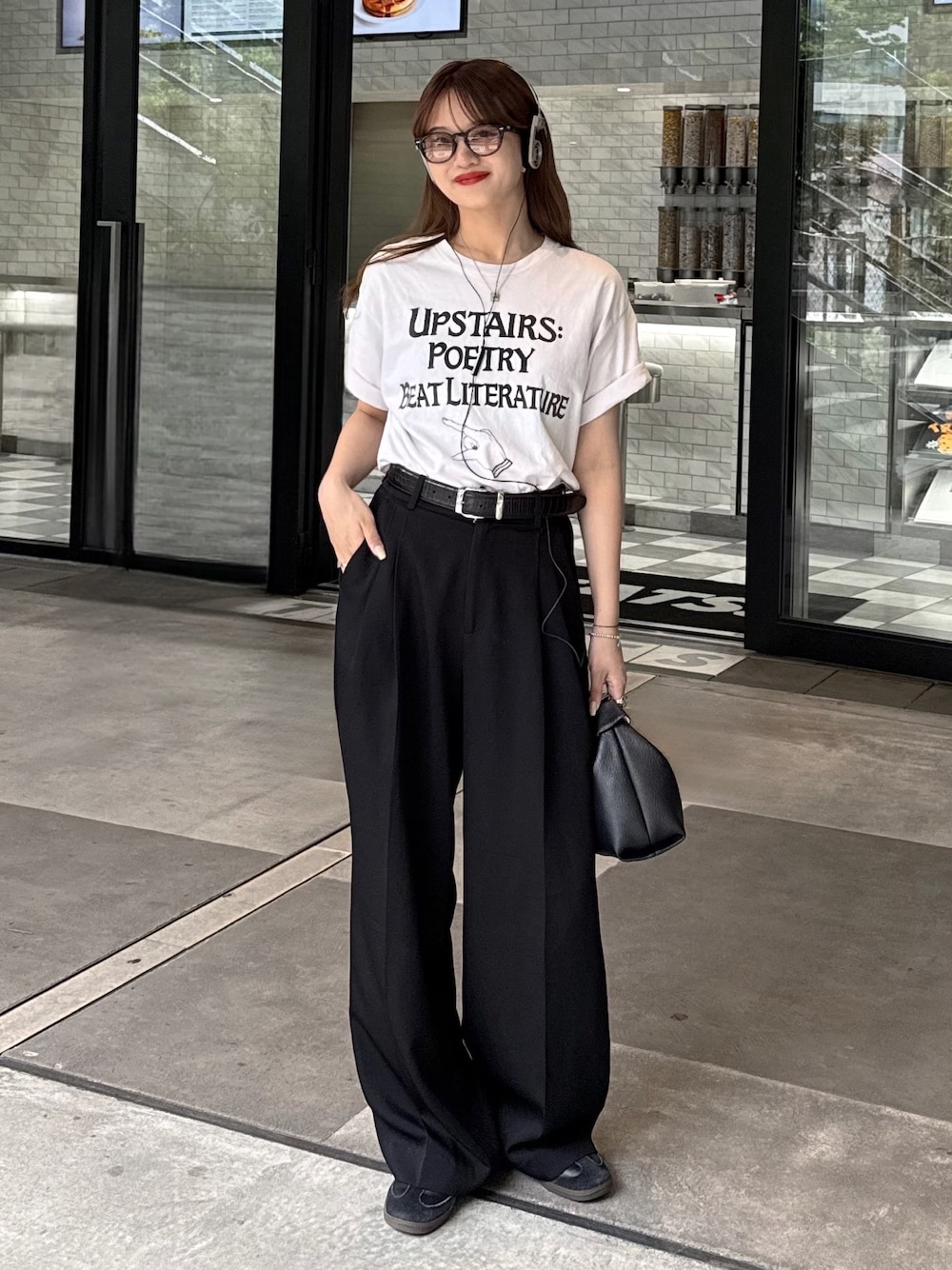 「柄シャツ、夏コーデ、黒Tシャツ、メガネ女子、きれいめカジュアル、レイヤードスタイル、サングラス、スニーカー、韓国ファッション、サンダル、ブラックコーデ、お出かけコーデ、アウトドアスタイル、おでかけコーデ、ルイス(Lui's)」｜「Lui'sの《-3キロ見え》2タックベーシックワイドパンツ（スラックス、ブラック系）」を使った、mayさん（レディース・164cm）の夏コーディネートの1枚目の写真