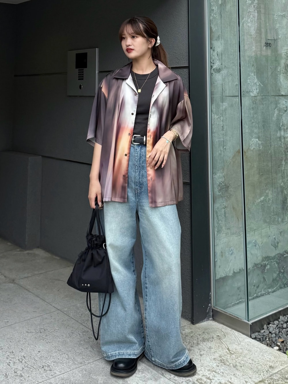 「柄シャツ、レイヤードスタイル、夏コーデ、韓国ファッション、きれいめカジュアル、ブラックコーデ、お出かけコーデ、フェススタイル、アウトドアスタイル、レディースファッション、大人カジュアルコーデ、きれいめコーデ、デイリーカジュアル、ワイドパンツ、ルイス(Lui's)」｜「Lui'sのニュアンスプリントシャツ（シャツ/ブラウス、ブラウン系）」を使った、mayさん（レディース・164cm）の夏コーディネートの1枚目の写真