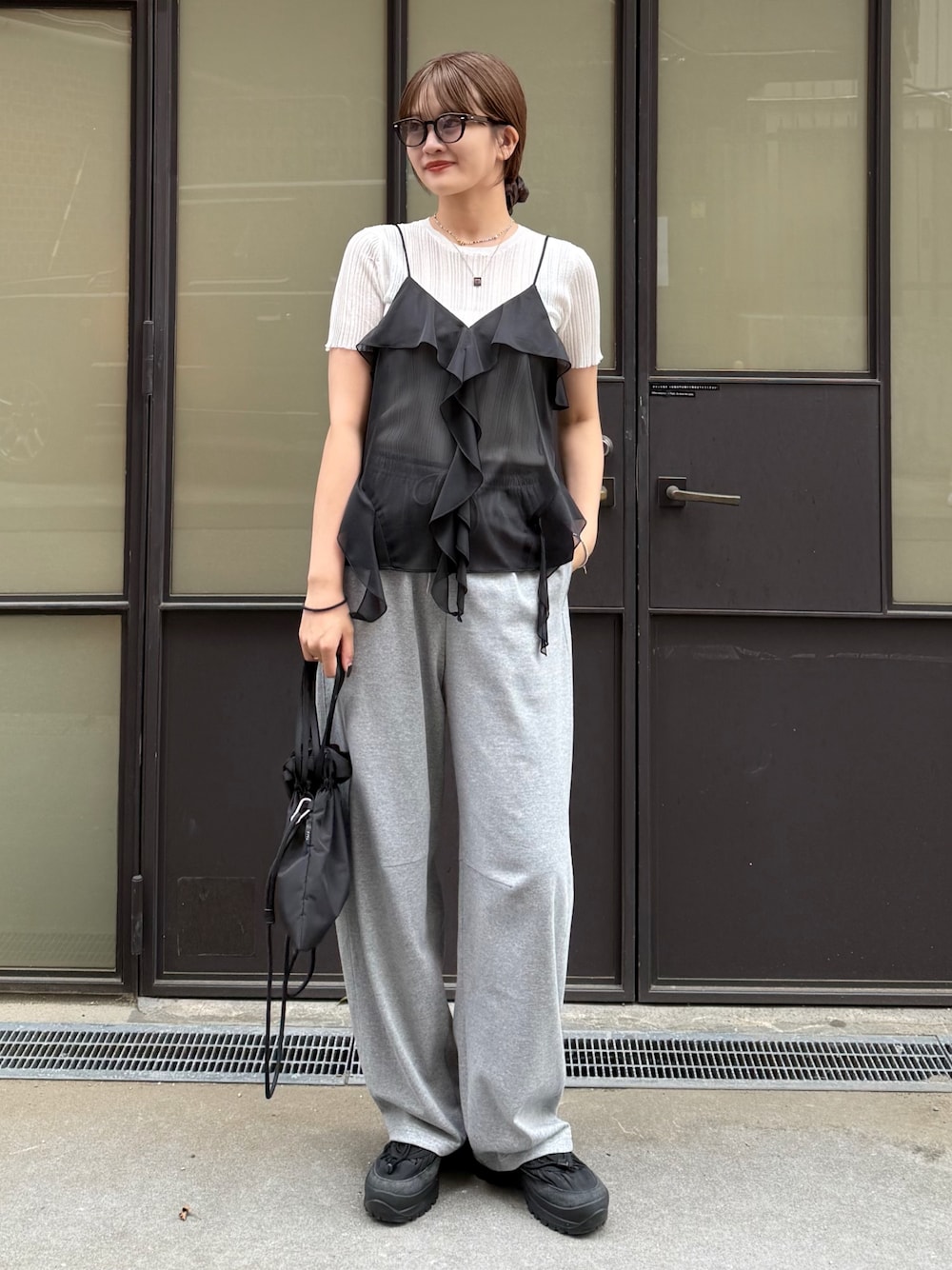 「ルイス(Lui's)、ショルダーバッグ、サングラス、レイヤードスタイル、ワイドパンツ、韓国ファッション、夏コーデ、春ファッション、オトナ女子、ラクチンコーデ、夏服、スウェットパンツ、スウェットパンツスタイル、スウェットパンツコーデ」｜「Lui'sのシアーリブニットトップス（Tシャツ/カットソー、ホワイト系）」を使った、mayさん（レディース・164cm）の春コーディネートの1枚目の写真