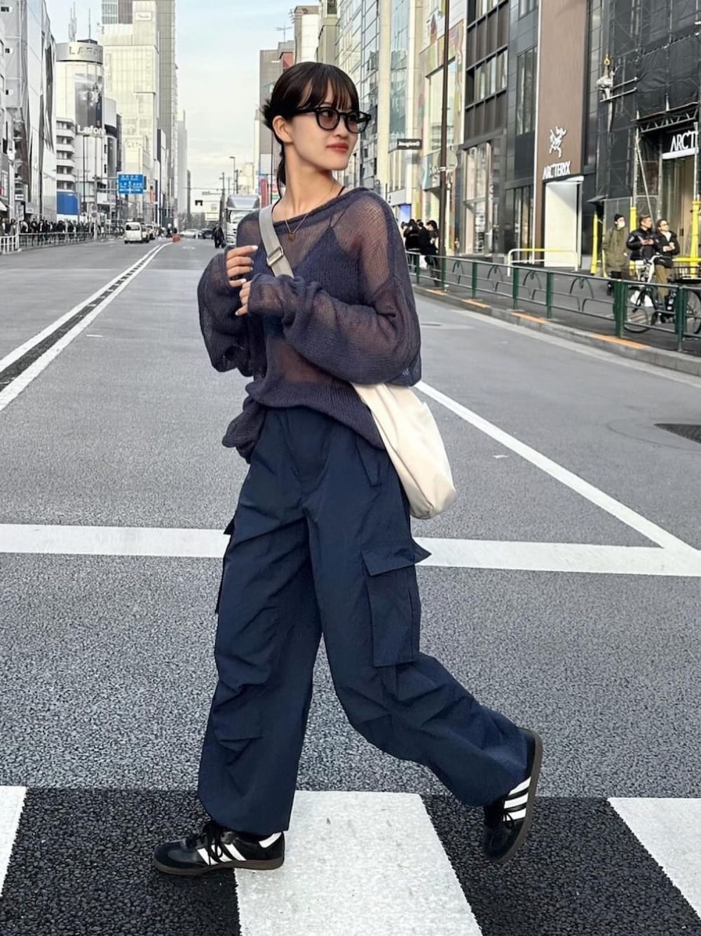 ブルー系のその他パンツ、ブラック系のスニーカー、ブルー系のニット/セーターを着用したレディースの春コーディネートの1枚目の写真