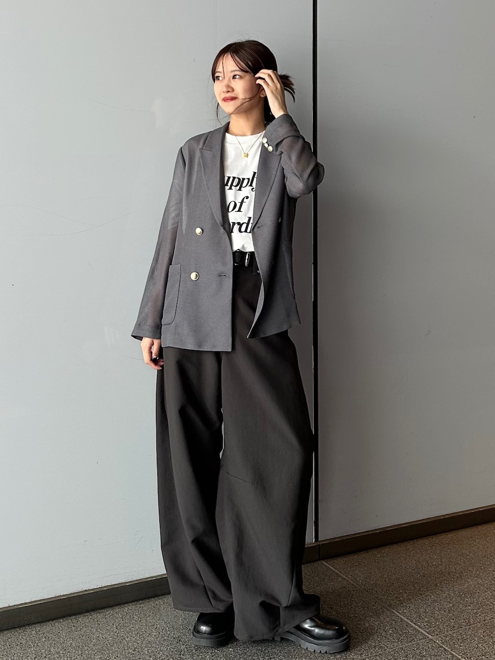 「ジャケット、テーラードジャケット、春コーデ、春めき満開コーデ、春服コーデ、おでかけコーデ、大人ファッション、お花見コーデ、大人かわいい、オトナカジュアル、楽チンコーデ、サングラススタイル、サングラス、ルイス(Lui's)」｜「Lui'sのメッシュジャケット（テーラードジャケット、グレー系）」を使った、mayさん（レディース・164cm）の春コーディネートの1枚目の写真