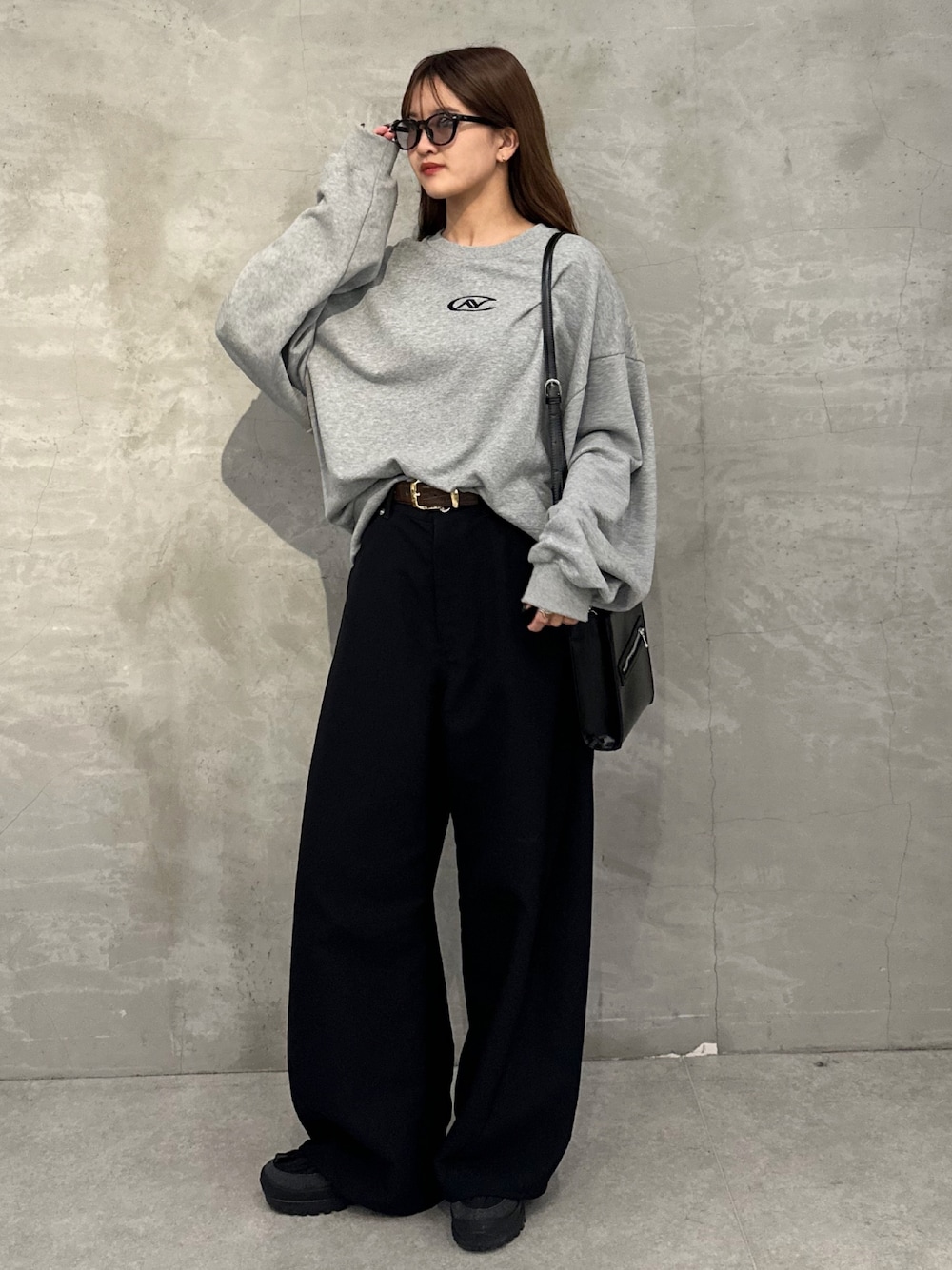 「春めき満開コーデ、大人かわいい、パンツコーデ、春服コーデ、お洒落さんとつながりたい、春服みてみて、大人コーデ、ゆるコーデ、モノトーンコーデ、今日のコーデ、大人カジュアルコーデ、ルイス(Lui's)、サングラス」｜「Lui'sの【Neucon/ニューコン】ロゴ刺繡バックプリントオーバーサイズスウェット（Tシャツ/カットソー、ブラック系）」を使った、mayさん（レディース・164cm）の春コーディネートの1枚目の写真