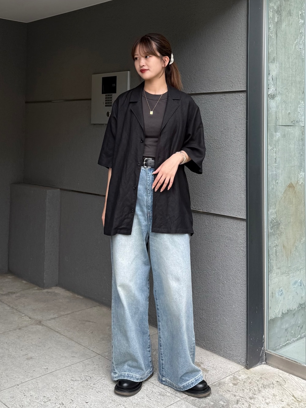 「レイヤードスタイル、夏コーデ、黒Tシャツ、きれいめカジュアル、デニム、韓国ファッション、シャツスタイル、ブラックコーデ、お出かけコーデ、フェススタイル、大人カジュアルコーデ、レディースファッション、きれいめコーデ、デイリーカジュアル、ルイス(Lui's)」｜「Lui'sのレーヨンリネンs/sシャツジャケット（シャツ/ブラウス、ブラック系）」を使った、mayさん（レディース・164cm）の夏コーディネートの1枚目の写真
