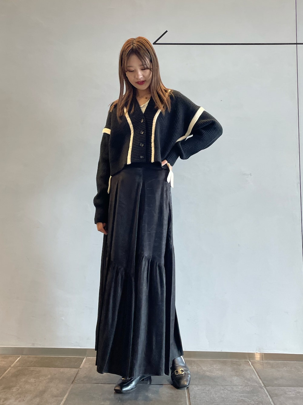 「秋冬コーデ、秋ルック紹介するよ、秋服、休日スタイル、ラクチンコーデ、カラーコーデ、ブラックコーデ、カーディガン、カーディガンコーデ、カジュアルガーリー、luisfemme、Luis、カジュアルコーデ、高身長コーデ、モノトーンコーデ」｜「Lui'sの配色テープデザインショートカーディガン（カーディガン/ボレロ、ブラック系）」を使った、mayさん（レディース・164cm）の秋コーディネートの1枚目の写真