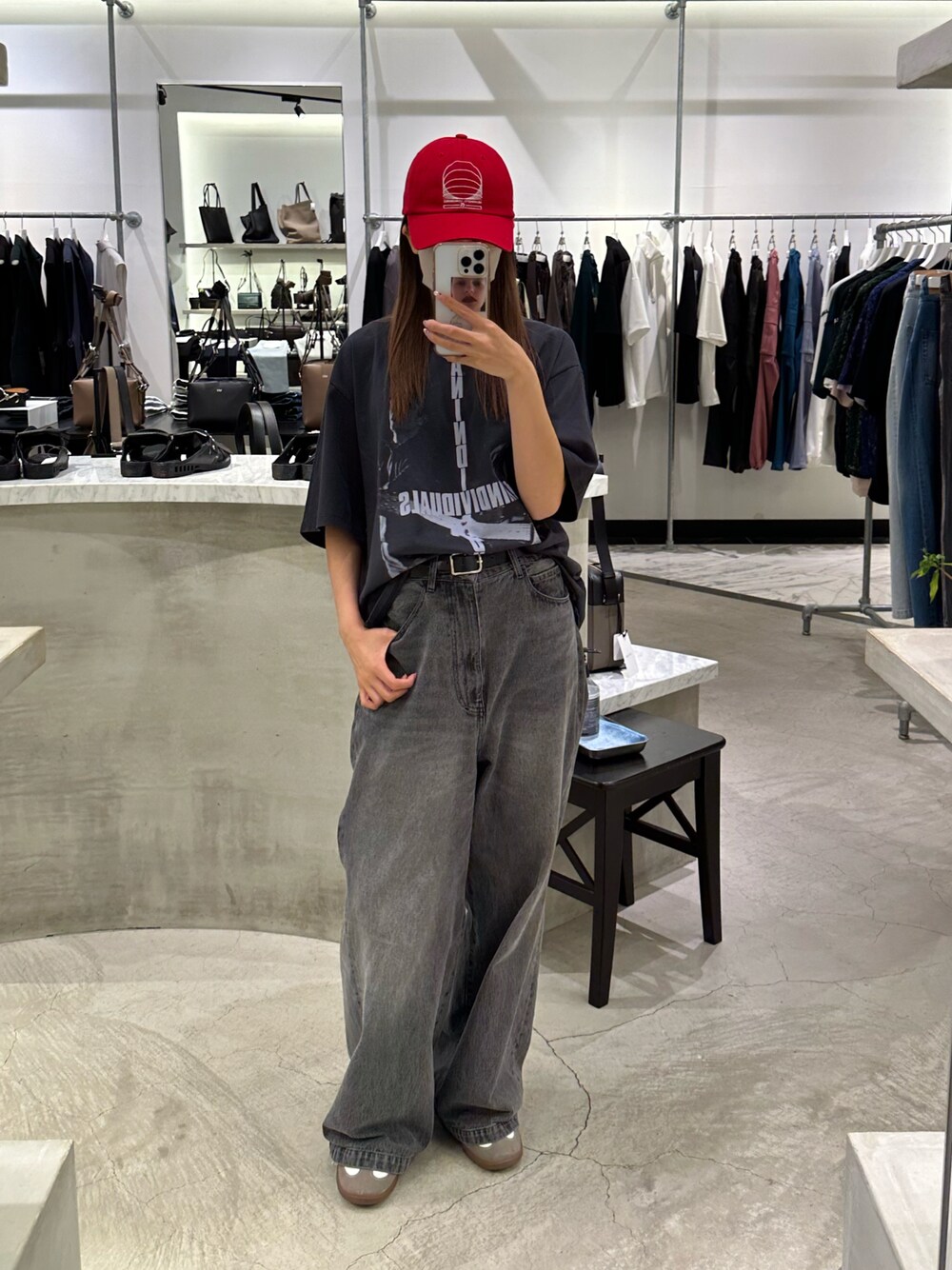 「お出かけコーデ日記、ラクチンコーデ、休日スタイル、大人コーデ、初夏コーデ、夏コーデ、Tシャツ、ラッドミュージシャン、LAD MUSICIAN、Luis、ルイス(Lui's)、エレファントジーンズ、160㎝コーデ、いいね、save、フォローお願いします🤑、お洒落さんとつながりたい」｜「Lui'sのエレファントジーンズ（デニムパンツ、ブラック系）」を使った、mayさん（レディース・164cm）の春コーディネートの1枚目の写真