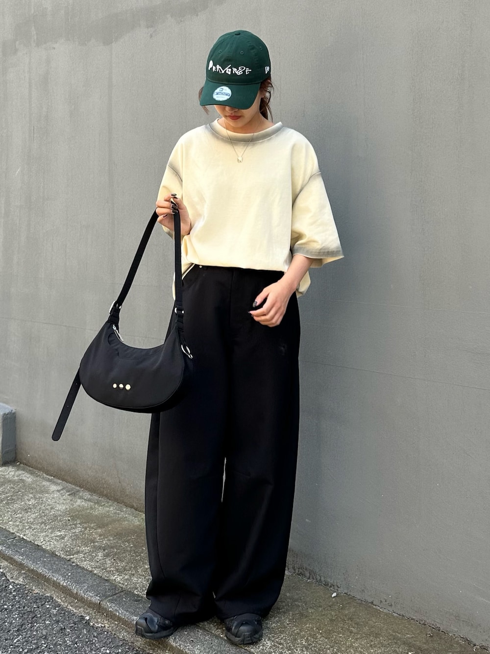 「レイヤードスタイル、ワイドパンツ、最近のいい感じコーデ、パンツコーデ、ラフコーデ、ラクチンコーデ、春カラー、大人かわいい、おでかけコーデ、着回しコーデ、高身長女子、ワントーンコーデ、大人女子、夏服、ルイス(Lui's)」｜「Lui'sのカーブスラックス（スラックス、ブラック系）」を使った、mayさん（レディース・164cm）の春コーディネートの1枚目の写真