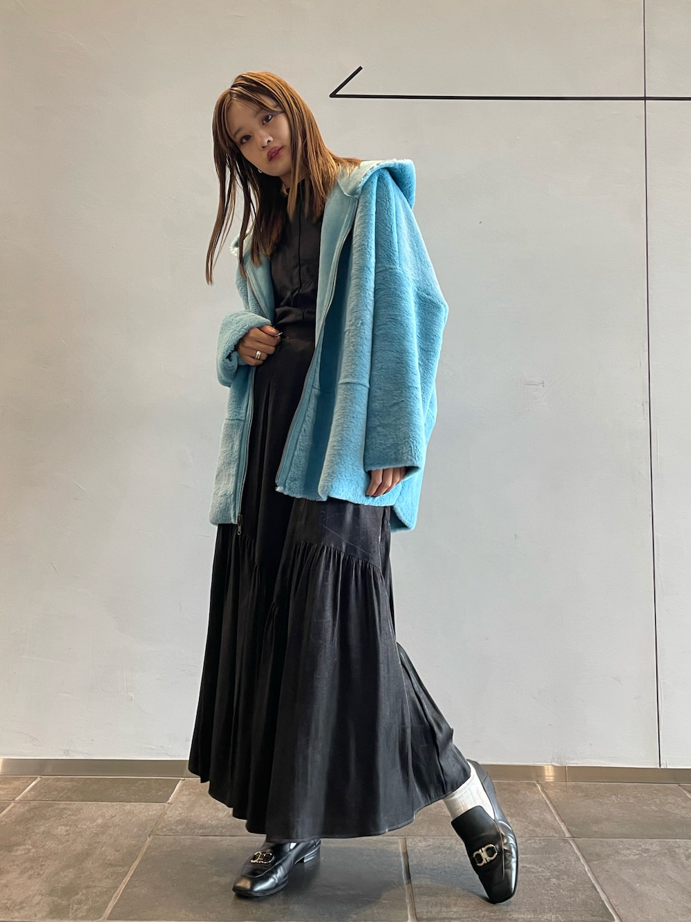 「休日スタイル、秋冬コーデ、大人かわいい、シンプル、お洒落さんとつながりたい、いいね、save、フォローお願いします🤑、骨格ウェーブ、白、フードコート、ブラック、ブルー、スカート、スカートコーデ、秋服コーデ、冬コーデ」｜「Lui'sのフェイクムートンコクーンフードコート（ムートンコート、ブルー系）」を使った、mayさん（レディース・164cm）の秋コーディネートの1枚目の写真