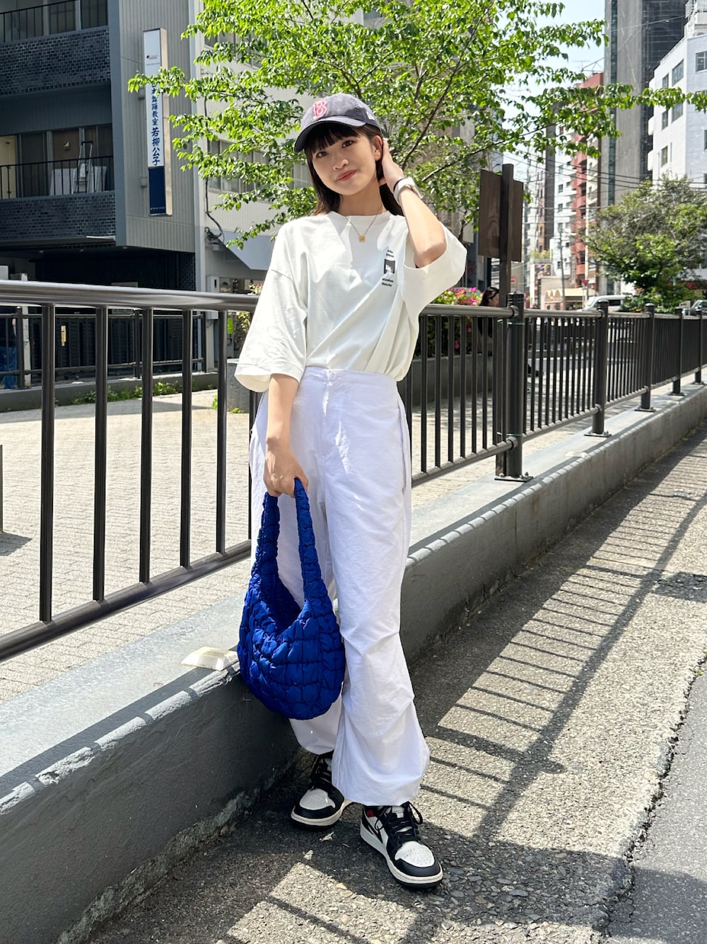 「大人コーデ、シンプルコーデ、カジュアル、今日のコーデ、モード、着回しコーデ、キレイめカジュアル、おしゃれさんと繋がりたい、リラックススタイル、カジュアルコーデ、earthy、ルイス(Lui's)、COS、ニューエラ、キャップ女子」｜「COSのアイテム（バッグ、ブルー系）」を使った、mayさん（レディース・164cm）の春コーディネートの1枚目の写真