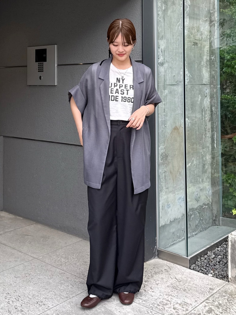「白シャツ、モノトーン、ワイドパンツ、シャツスタイル、サンダル、きれいめカジュアル、休日スタイル、シアートップス、お出かけコーデ、ルイス(Lui's)」｜「Lui'sのメッシュ半袖ジャケット（テーラードジャケット、グレー系）」を使った、mayさん（レディース・164cm）の春コーディネートの1枚目の写真