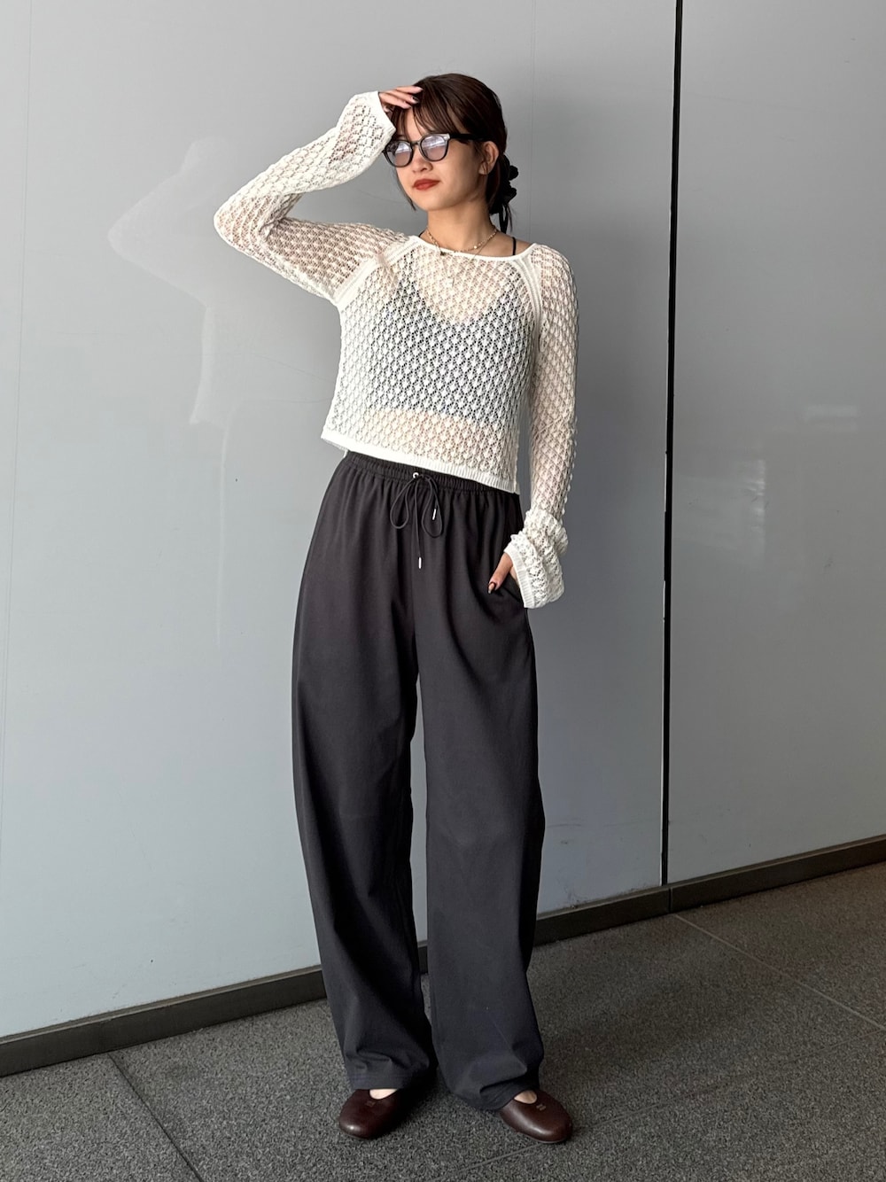 「サングラス、モノトーン、ワイドパンツ、きれいめコーデ、夏服コーデ、夏服、今日のコーデ、大人コーデ、レディースファッション、トレンド、ワンピースコーデ、ルイス(Lui's)」｜「Lui'sのレース編みニットトップス（Tシャツ/カットソー、ホワイト系）」を使った、mayさん（レディース・164cm）の春コーディネートの1枚目の写真