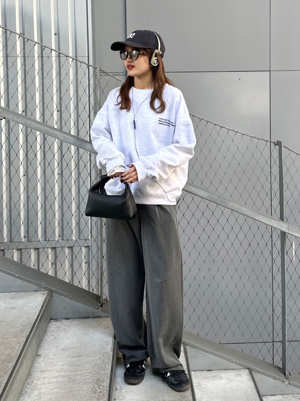 「ロンT、春コーデ、春、オトナ女子、オトナカジュアル、おでかけコーデ、パンツコーデ、ラクチンコーデ、お出かけコーデ、レディースファッション、春カラー、大人コーデ、大人可愛い、160cm台コーデ、ルイス(Lui's)」｜「Lui'sの【MAY企画】ウェリントン カラー レンズ サングラス メガネ カラー サングラス 伊達メガネ（サングラス、ブラック系）」を使った、mayさん（レディース・164cm）の春コーディネートの1枚目の写真