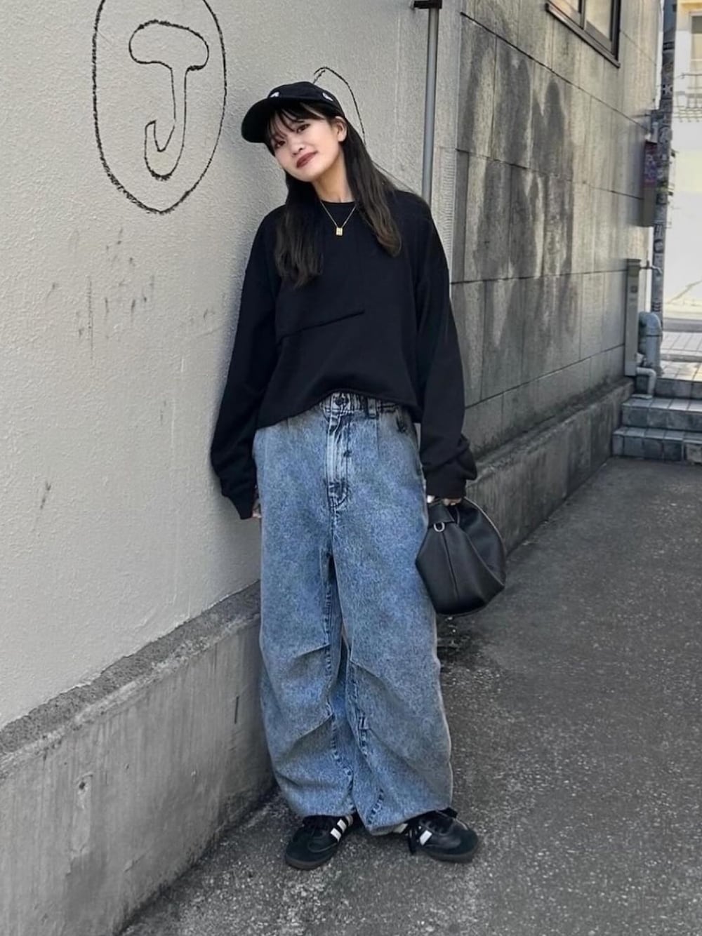 「ニット、カラーパンツ、デートコーデ、メガネ女子、春コーデ、スポーツミックス、ストリート、春服みてみて、デニム、春ファッション、ワントーンコーデ、ルイス(Lui's)、高身長、高身長女子」｜「Lui'sの【Neucon / ニューコン】 デニムパラシュートパンツ（デニムパンツ、ブルー系）」を使った、mayさん（レディース・164cm）の春コーディネートの1枚目の写真