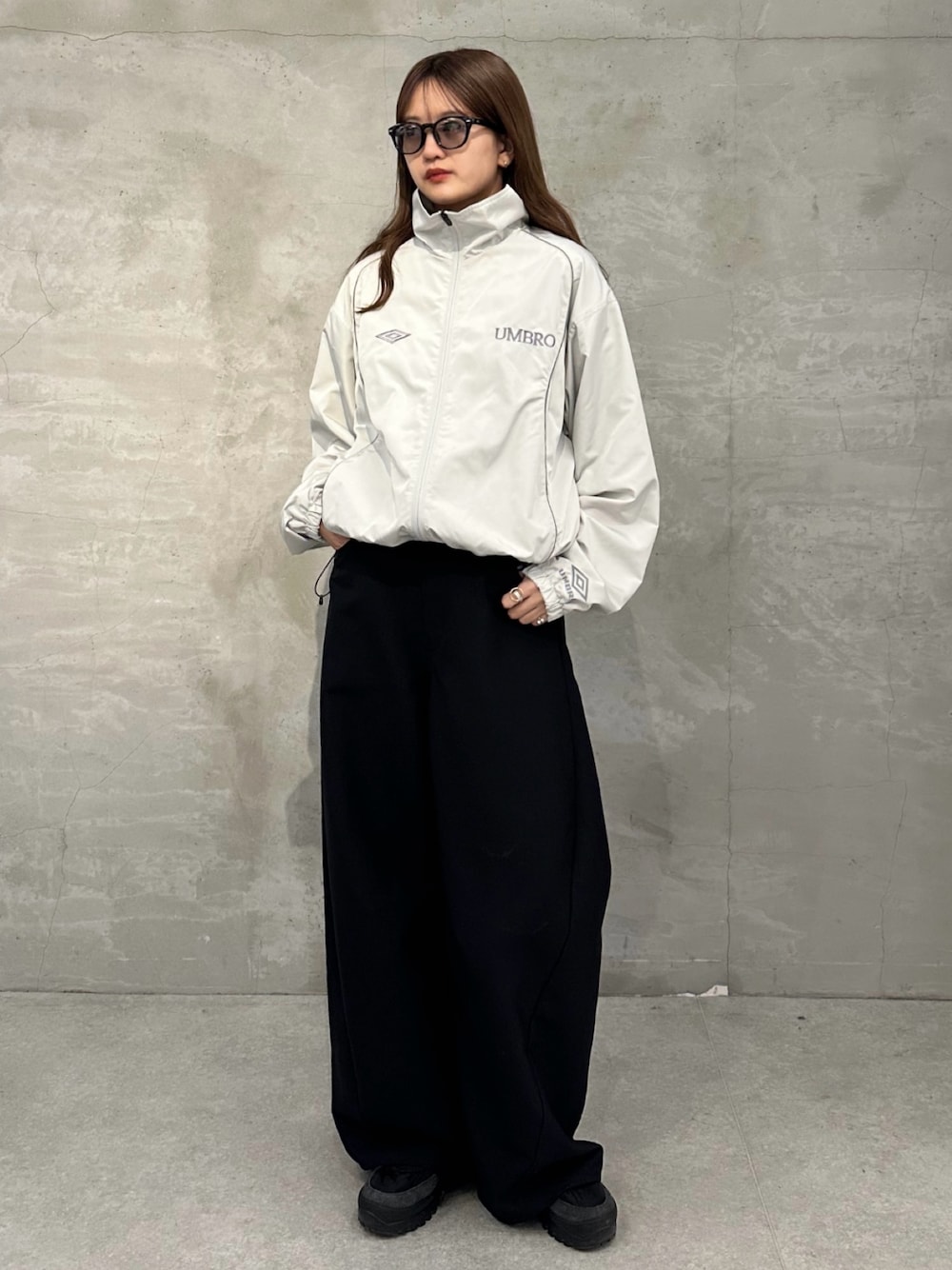 「春めき満開コーデ、大人かわいい、パンツコーデ、春服みてみて、お洒落さんとつながりたい、春服コーデ、大人コーデ、ゆるコーデ、モノトーンコーデ、大人カジュアルコーデ、今日のコーデ、ルイス(Lui's)、トラックジャケット、アンブロ、umbro」｜「Lui'sのカーブスラックス（スラックス、ブラック系）」を使った、mayさん（レディース・164cm）の春コーディネートの1枚目の写真