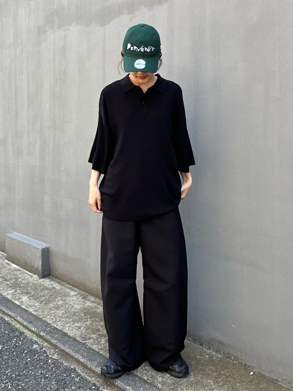 「ワイドパンツ、最近のいい感じコーデ、パンツコーデ、おでかけコーデ、ラクチンコーデ、ラフコーデ、春カラー、大人かわいい、高身長女子、ワントーンコーデ、大人女子、着回しコーデ、ルイス(Lui's)」｜「Lui'sのBIGニットポロ（ポロシャツ、ブラック系）」を使った、mayさん（レディース・164cm）の春コーディネートの1枚目の写真