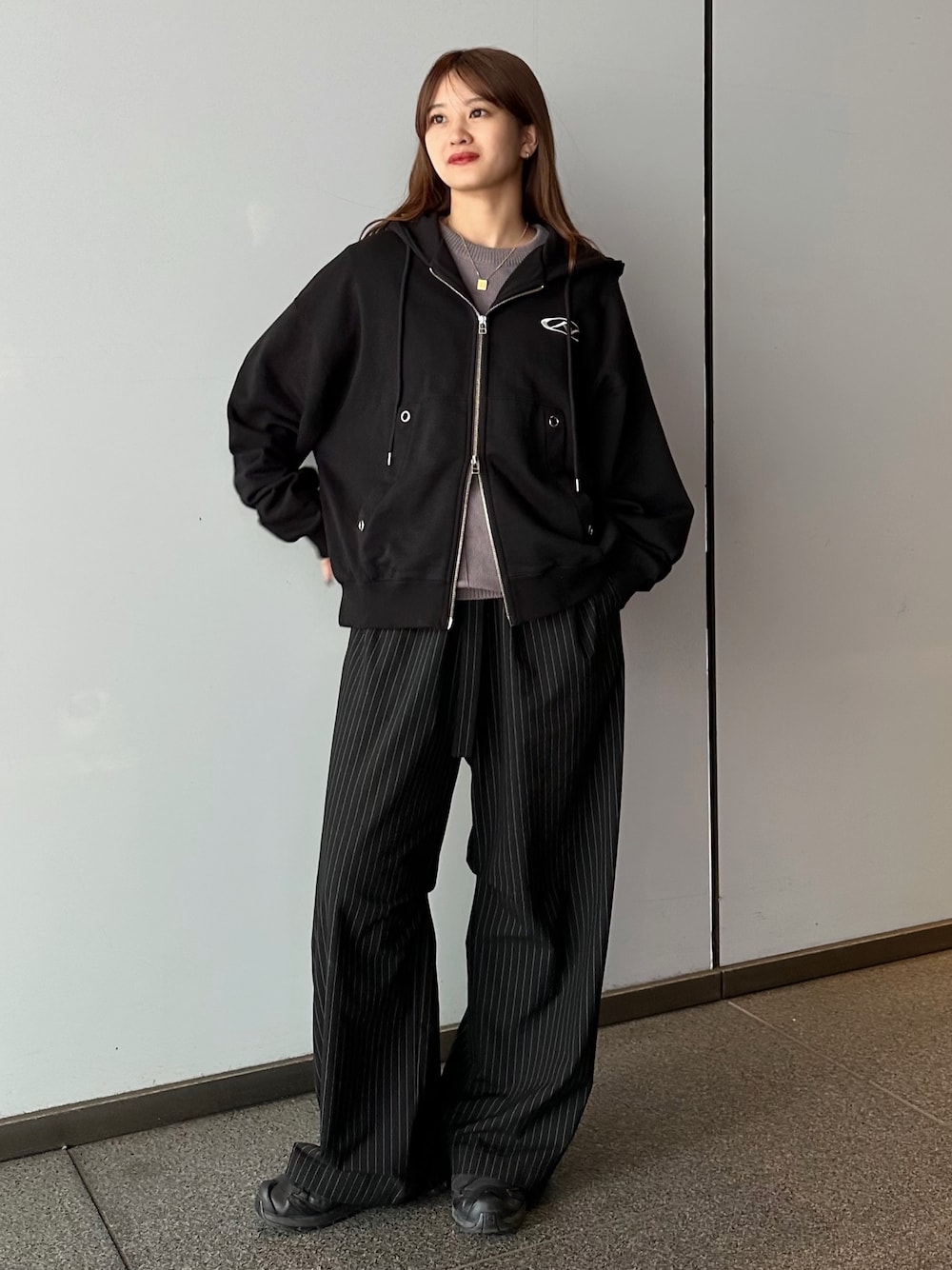 「春色、春めき満開コーデ、おでかけコーデ、大人カジュアルコーデ、シンプルスタイル、今日のコーデ、ラクチンコーデ、レディースファッション、春、はるコーデ、低身長女子、いいね、save、フォローお願いします🤑、ルイス(Lui's)」｜「Lui'sの【Neucon/ニューコン】ロゴ刺繍ダブルZIPボリュームパーカー（パーカー、ブラック系）」を使った、mayさん（レディース・164cm）の春コーディネートの1枚目の写真