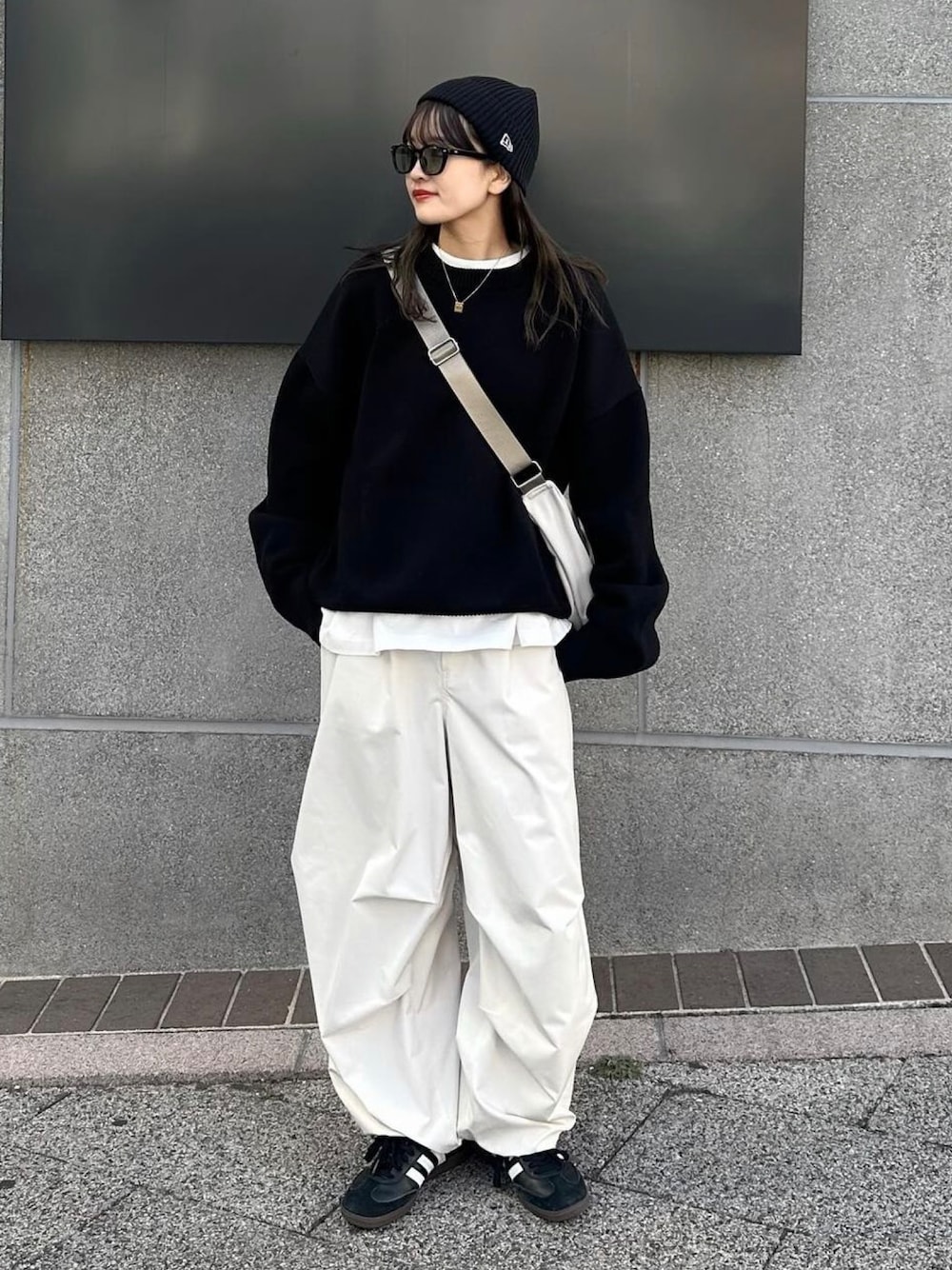 「レイヤードスタイル、パラシュートパンツ、めがね、メガネ女子、秋コーデ、秋っぽコーデ更新中、オトナカジュアル」｜「Lui'sのコンバーチブルパラシュートパンツ（カーゴパンツ、ホワイト系）」を使った、mayさん（レディース・164cm）の秋コーディネートの1枚目の写真