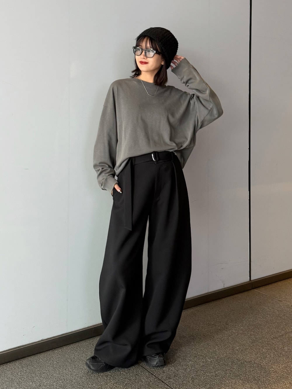 ブラック系のスラックス、ブラック系のスウェット、ブラック系のサングラスを着用したレディースの秋コーディネートの1枚目の写真