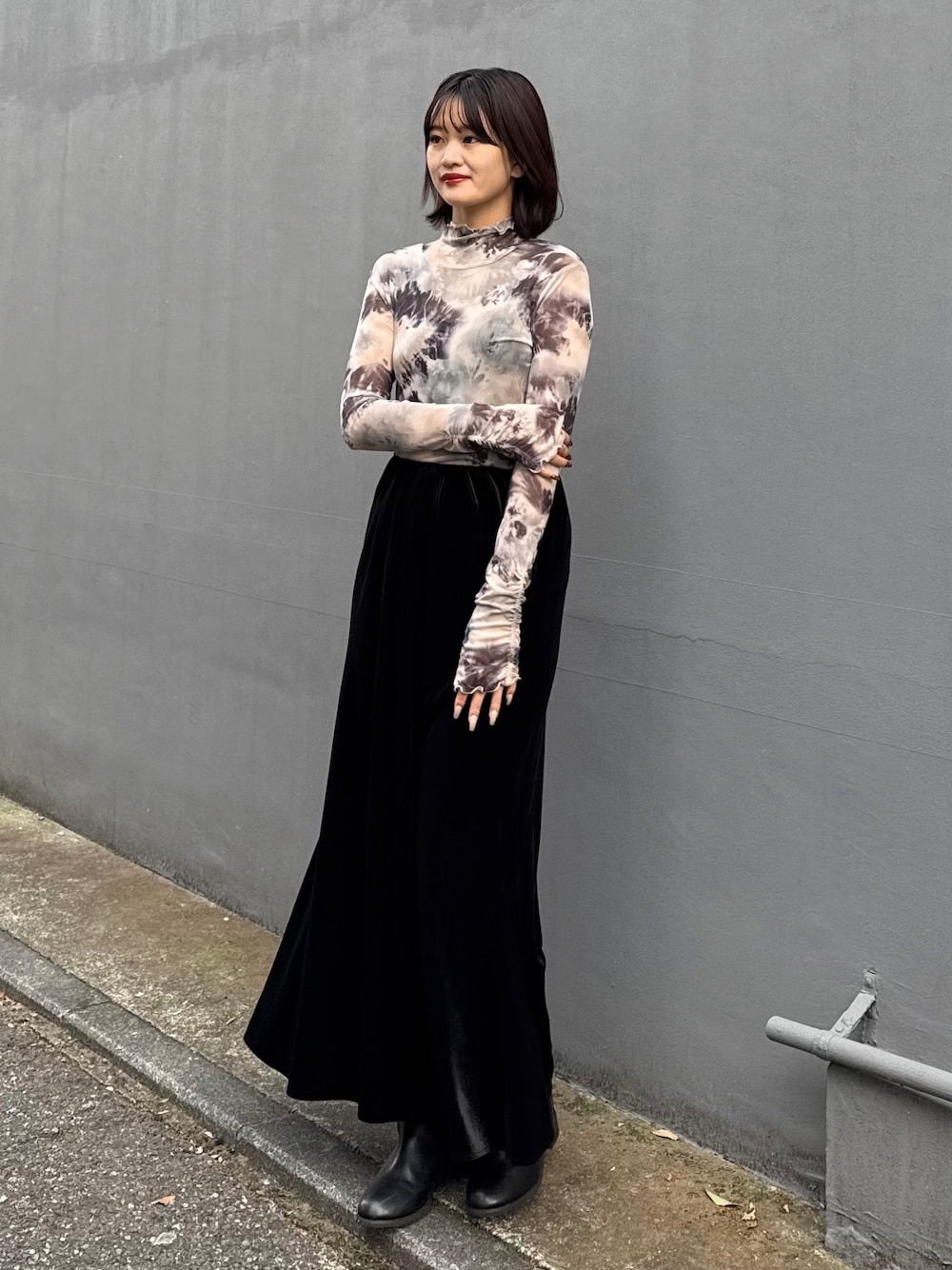 ブラック系のTシャツ/カットソー、ブラック系のスカートを着用したレディースの秋コーディネートの1枚目の写真