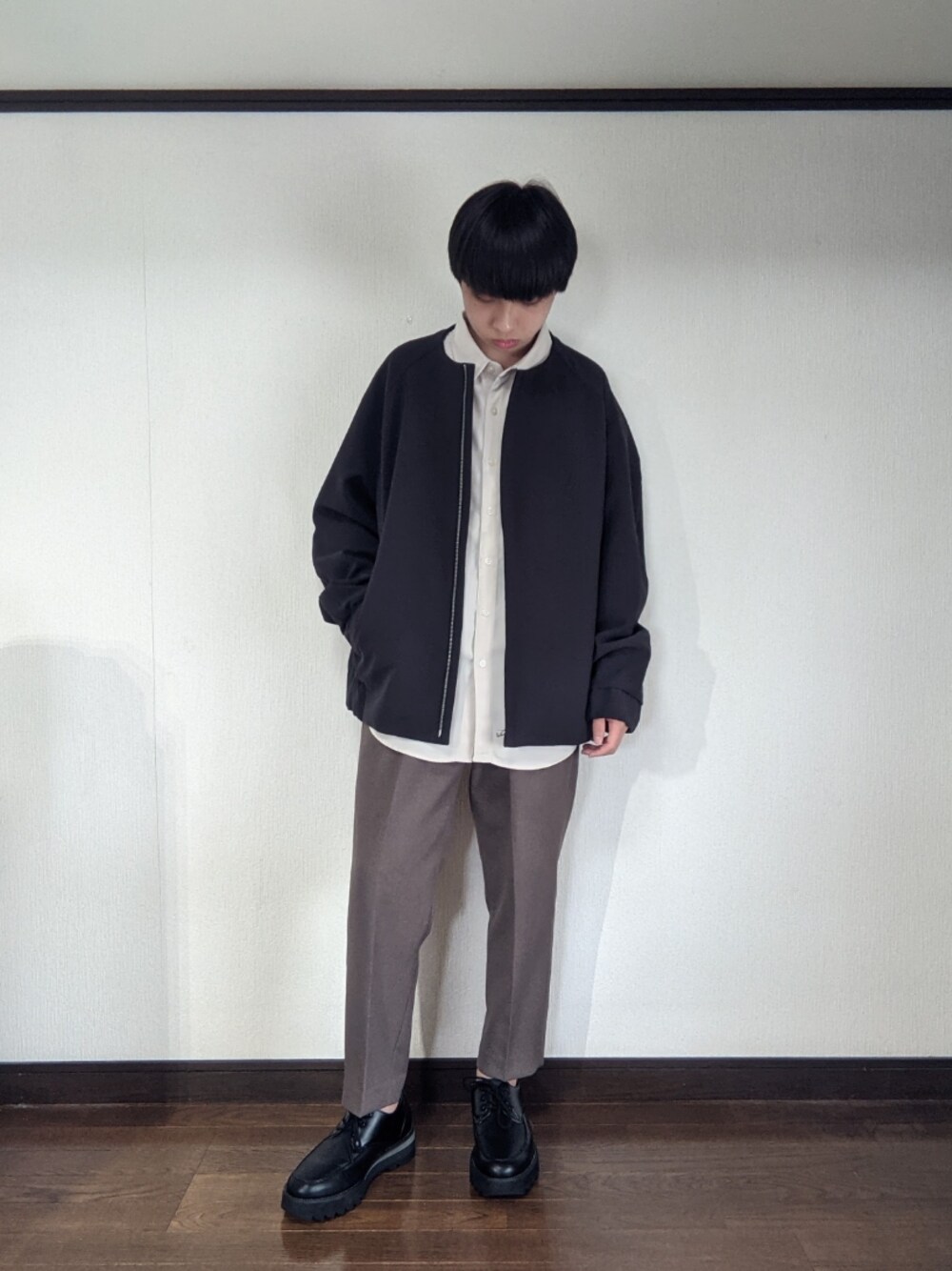 「WYM、ATTACHMENT、RAGEBLUE、高校生、おしゃれさんと繋がりたい、ノーカラーブルゾン、シャツ、スラックス、革靴、秋のコーデ」｜「ATTACHMENTの【WYM × ATTACHMENT】 NO COLLAR ZIP  BLOUSON（ノーカラージャケット、グレー系）」を使った、しょう/ SHOさん（メンズ・160cm）の秋コーディネートの1枚目の写真