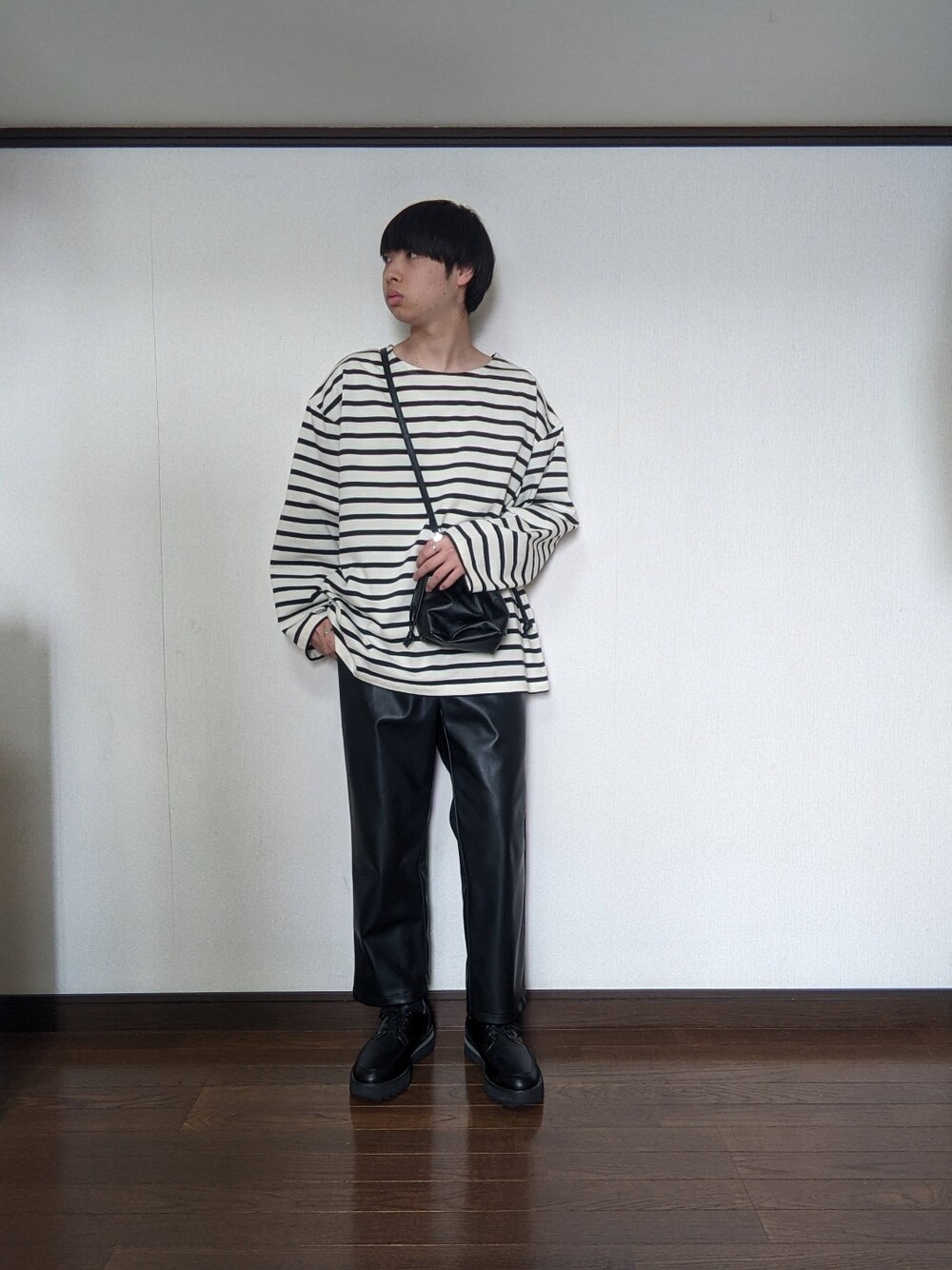 「WYM、DEVICE(DEVICE)、高校生、おしゃれさんと繋がりたい、お洒落さんとつながりたい、ボーダー、レザーパンツ、ショルダーバッグ、革靴、モノトーン、モノトーンコーデ、カジュアル、カジュアルコーデ、大人カジュアル、大人コーデ」｜「WYM LIDNMの【WYM LIDNM】BORDER WIDE  L/S-TEE（Tシャツ/カットソー、ホワイト系）」を使った、しょう/ SHOさん（メンズ・160cm）の春コーディネートの1枚目の写真