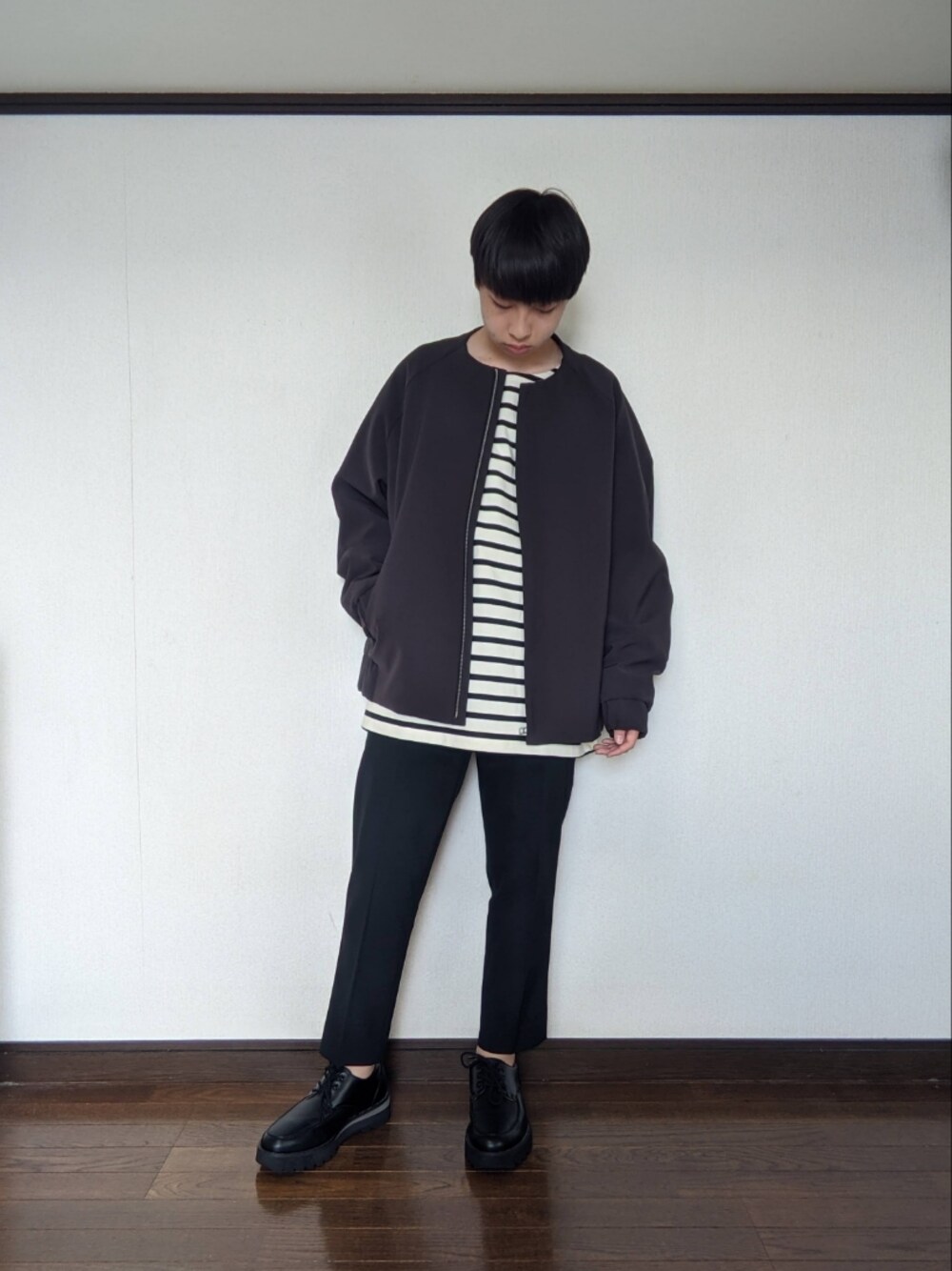 「WYM、ATTACHMENT、UNIQLO、高校生、おしゃれさんと繋がりたい、ノーカラー、ノーカラーブルゾン、ボーダー、スラックス、革靴、モノトーン、カジュアル」｜「ATTACHMENTの【WYM × ATTACHMENT】 NO COLLAR ZIP  BLOUSON（ノーカラージャケット、グレー系）」を使った、しょう/ SHOさん（メンズ・160cm）の秋コーディネートの1枚目の写真