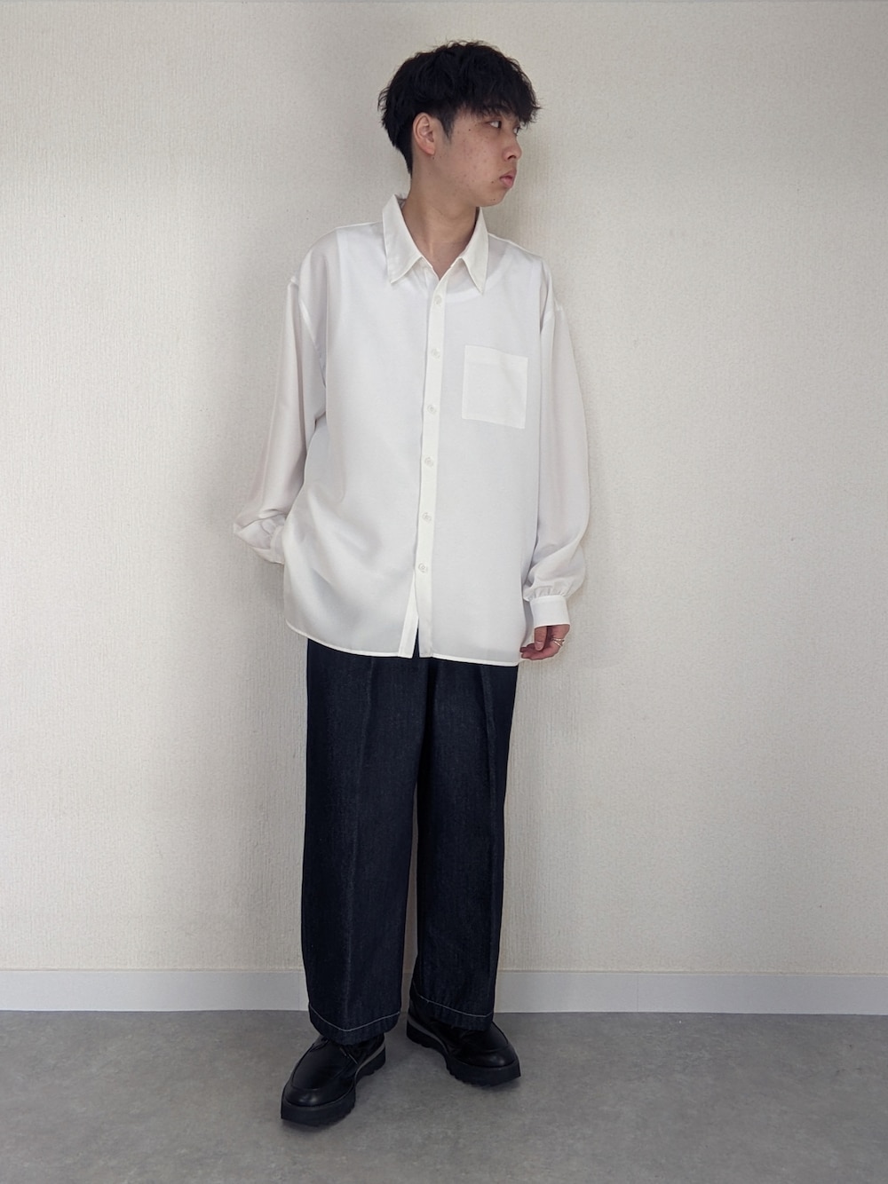 「WYM、大学生、おしゃれさんと繋がりたい、お洒落さんとつながりたい、シャツ、デニム、デニムパンツ、スラックス、革靴、シャツスタイル、シンプル、シンプルコーデ、大人コーデ、大人カジュアル、春コーデ」｜「STYLE PROUD × itsukiのアイテム（シャツ/ブラウス、ホワイト系）」を使った、しょう/ SHOさん（メンズ・162cm）の春コーディネートの1枚目の写真