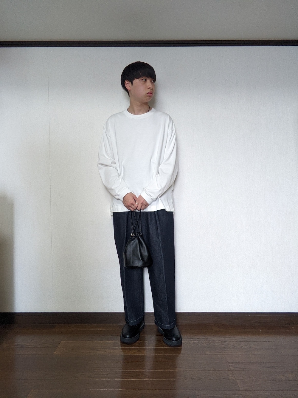 「WYM、高校生、おしゃれさんと繋がりたい、お洒落さんとつながりたい、ロンT、デニム、デニムパンツ、スラックス、革靴、巾着バッグ、シンプル、シンプルコーデ、休日コーデ、秋コーデ」｜「WYM LIDNMの【WYM LIDNM】HEAVY WEIGHT OVERSIZED LS-TEE（Tシャツ/カットソー、ホワイト系）」を使った、しょう/ SHOさん（メンズ・160cm）の秋コーディネートの1枚目の写真