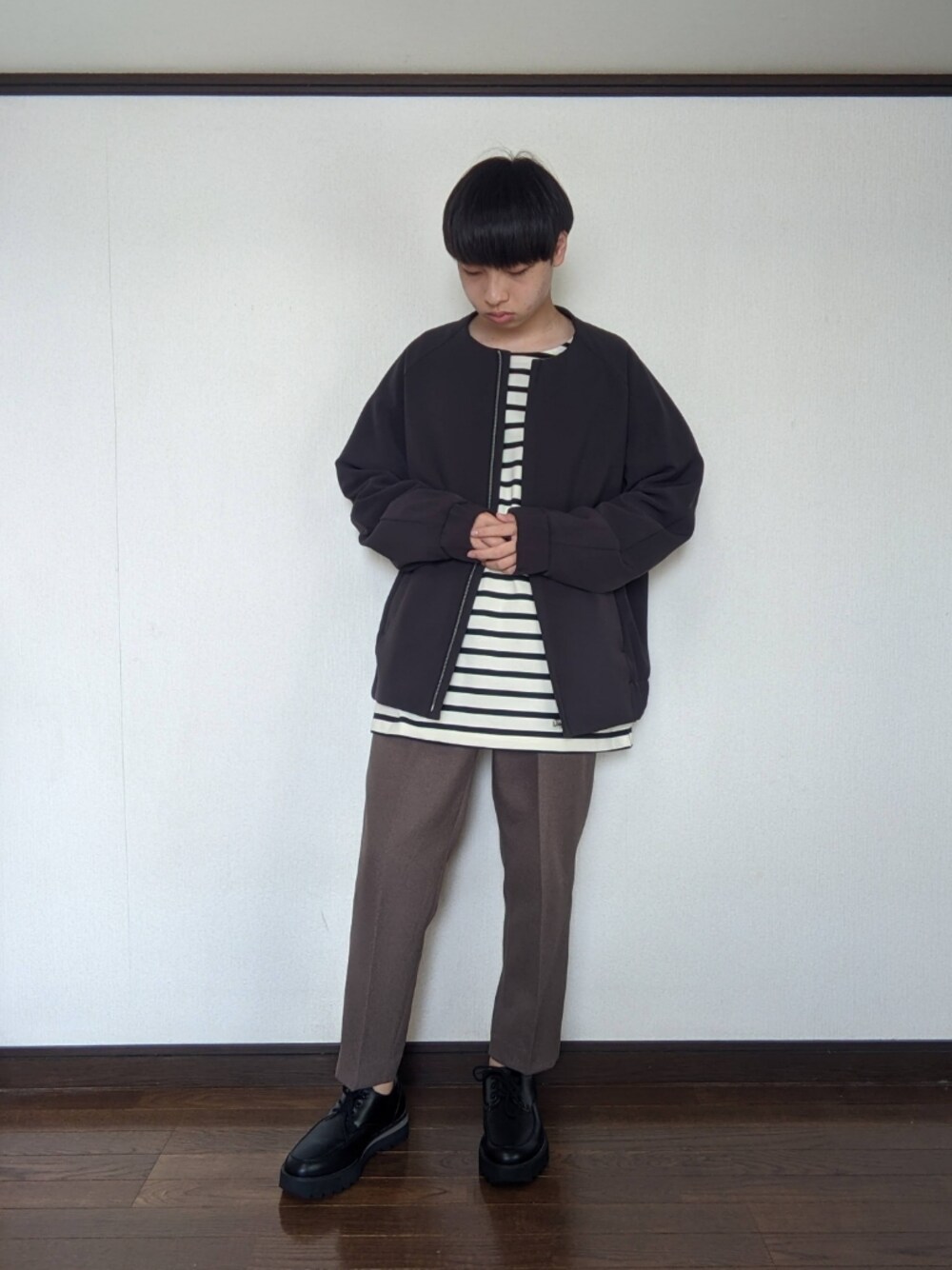 「WYM、ATTACHMENT、高校生、おしゃれさんと繋がりたい、ノーカラーブルゾン、ボーダー、スラックス、革靴、秋のコーデ、オトナカジュアル、ベージュ」｜「ATTACHMENTの【WYM × ATTACHMENT】 NO COLLAR ZIP  BLOUSON（ノーカラージャケット、グレー系）」を使った、しょう/ SHOさん（メンズ・160cm）の秋コーディネートの1枚目の写真