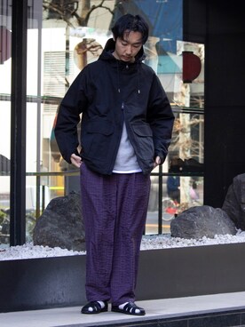 「レザーサンダル」｜「アイテム（マウンテンパーカー）」を使った、須山さん（メンズ・177cm）の冬コーディネート