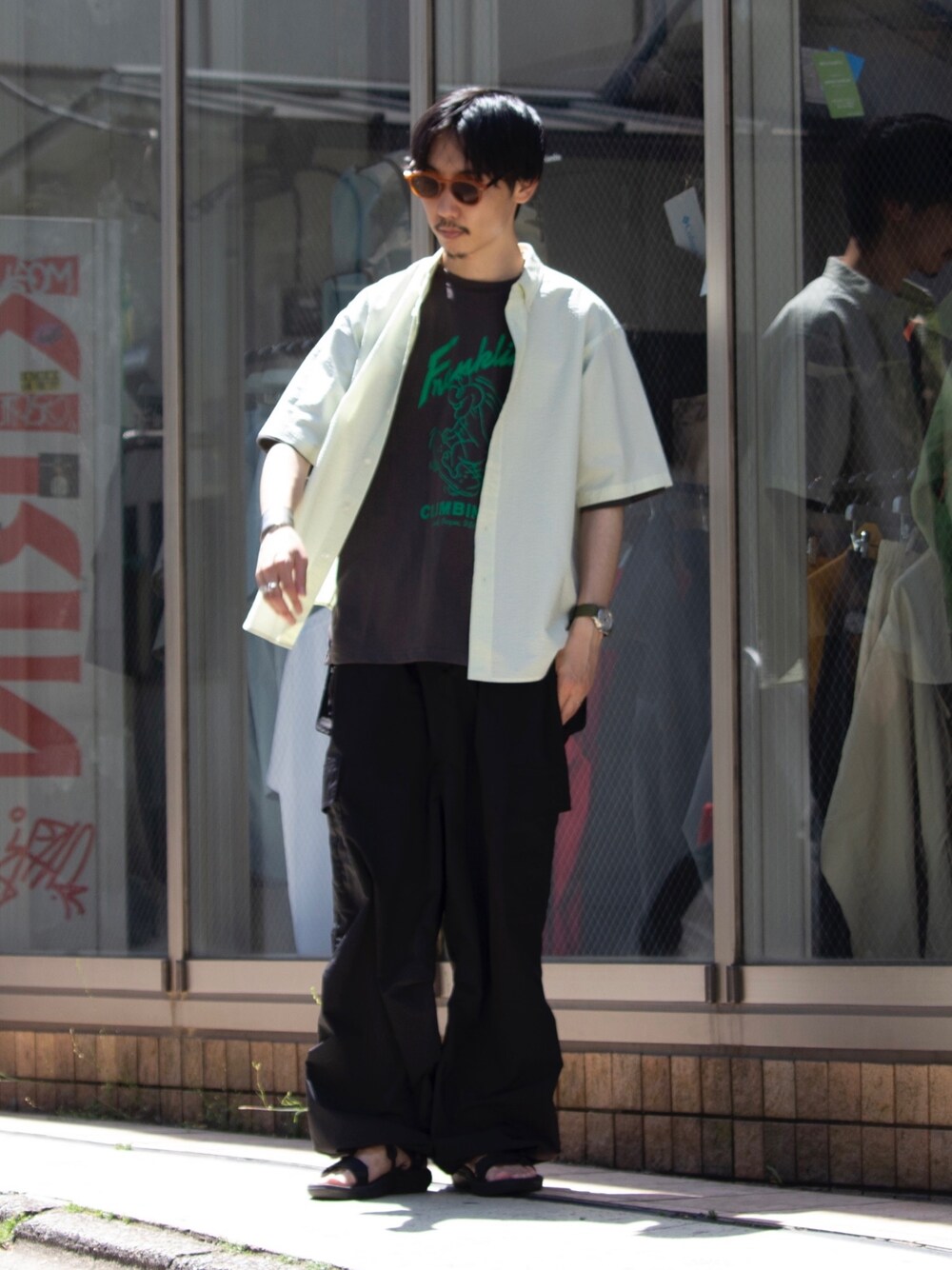「お出かけコーデ、カーゴパンツ、スポーツサンダル、サングラス、夏だ！Tシャツ着よう！、夏コーデ、休日スタイル、ストリート、ビッグシルエット、シャツスタイル、メガネ男子、ワイドパンツ、フェススタイル、ZOZOセール2023夏、サンダル」｜「Franklin Climbingの【Franklin Climbing】ダックスドッグ＆スケートグラフィックテックTシャツ（Tシャツ/カットソー、グレー系）」を使った、須山さん（メンズ・177cm）の夏コーディネートの1枚目の写真