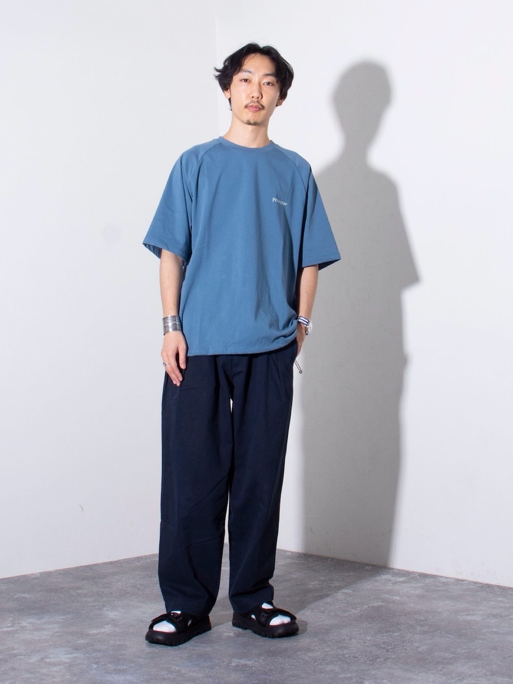 「スポーツミックス、ストリート、春色、休日スタイル、春コーデ、Tシャツ、ワイドパンツ、チノパン、サンダル、サンダルに靴下、夏コーデ、ブルー、paldays、PALDAY、大人カジュアル」｜「PENDLETONの【PENDLETON/ペンドルトン】バックプリント ラグランTシャツ ドロスト（Tシャツ/カットソー、ブルー系）」を使った、須山さん（メンズ・177cm）の冬コーディネートの1枚目の写真