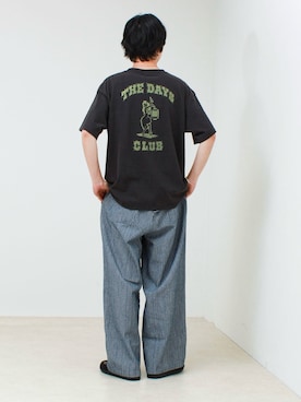 「GLOSTER（グロスター）の【THE DAYS/ザ デイ】HIGE MOJI ROMAJI TEE 髭文字 Tシャツ（Tシャツ/カットソー、ブラック系）」を使った、須山さん（メンズ・177cm）の夏コーディネート