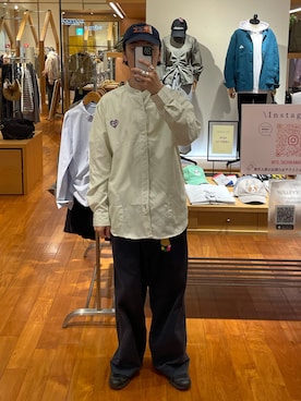 「FREDY MAC（フレディーマック）のFREDYMAC フロッキープリントシャツ（シャツ/ブラウス、ベージュ系）」を使った、須山さん（メンズ・177cm）の秋コーディネート