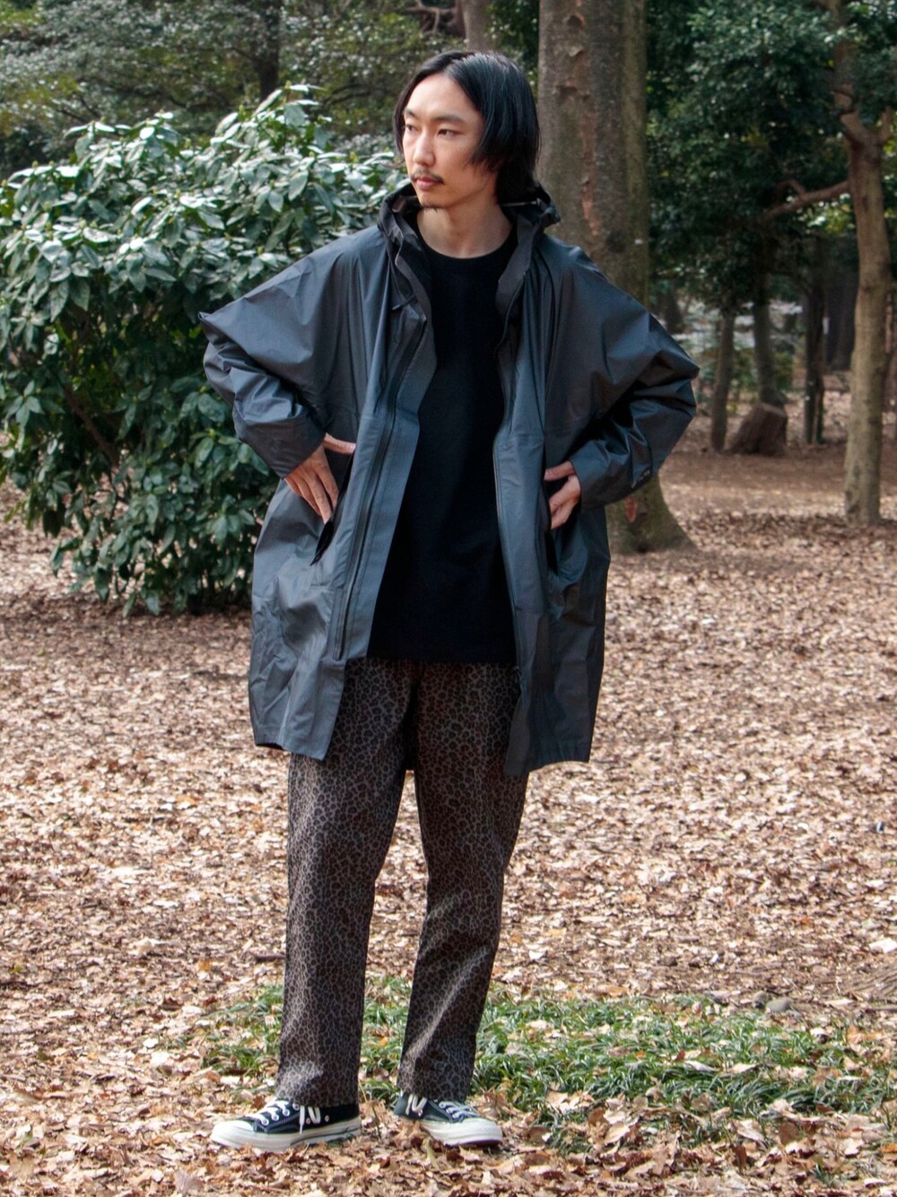 「マーモット、Marmot、ポンチョ、レインコート、春アウター、コンバース、コート、春服、アウトドアスタイル、柄パンツ、gloster、FREDY&GLOSTER」｜「MARMOTの【Marmot Infuse/マーモットインフューズ】Silent Poncho Coat（ポンチョ、ブラック系）」を使った、須山さん（メンズ・177cm）の春コーディネートの1枚目の写真