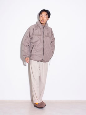 「カラーソックス」｜「アイテム（ダウンジャケット/コート）」を使った、須山さん（メンズ・177cm）の秋コーディネート