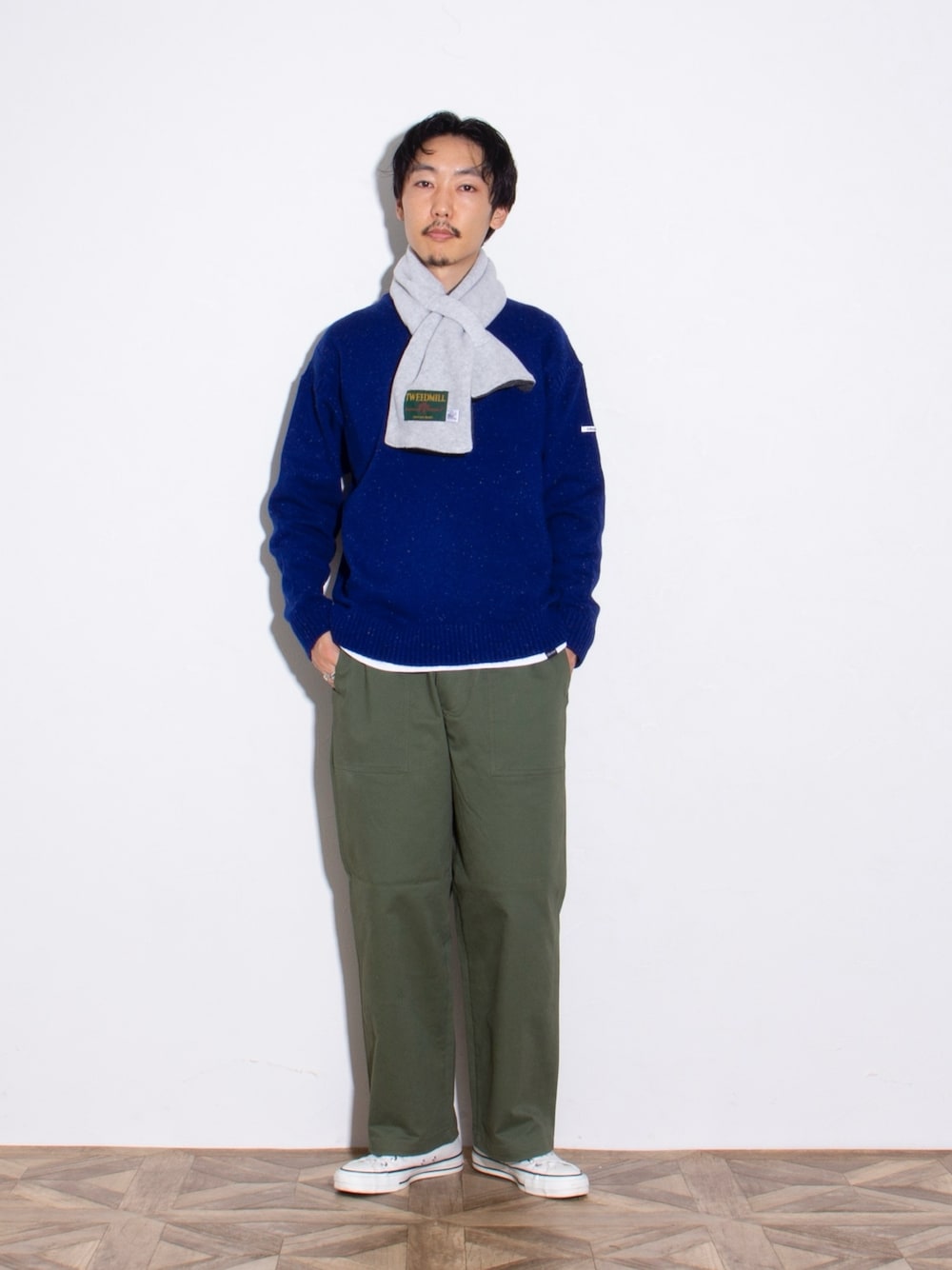 ブルー系のニット/セーター、グリーン系のその他パンツ、グレー系のマフラーを着用したメンズの秋コーディネートの1枚目の写真