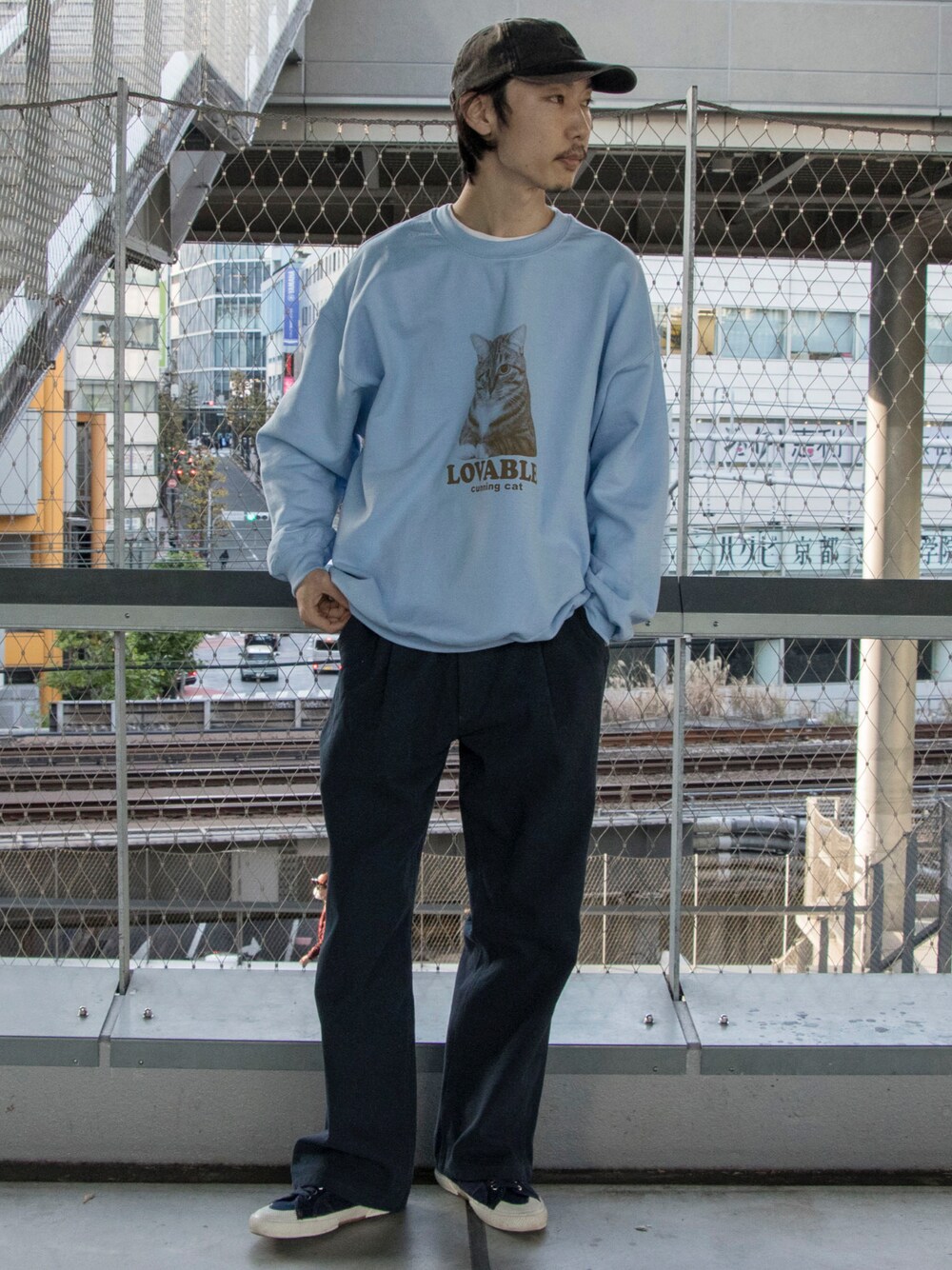 「スウェット、ワイドパンツ、タックパンツ、スニーカー、休日スタイル、休日コーデ、ストリート、古着、キャップ、猫、ビッグシルエット、キャットストリート、ユニセックス、ペアルック」｜「GLOSTERの【GLOSTER/グロスター】DOG&CAT カラー裏起毛スウェット（スウェット、ブルー系）」を使った、須山さん（メンズ・177cm）の冬コーディネートの1枚目の写真