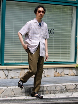 「GLOSTER（グロスター）の【リネン100％/夏の定番】リネンイージーパンツ（その他パンツ、グリーン系）」を使った、須山さん（メンズ・177cm）の春コーディネート