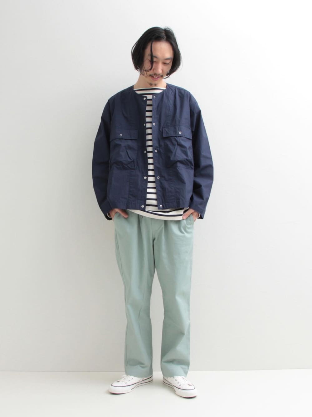 「春服、パステル映える春、カラーパンツ、スニーカー、休日スタイル、シャツスタイル、コンバース、ボーダー、春コーデ、gloster、FREDY&GLOSTER、カジュアルコーデ、シンプルコーデ、ワイドパンツ」｜「GLOSTERの【GLOSTER/グロスター】タイプライターノーカラーシャツジャケット（シャツ/ブラウス、ブルー系）」を使った、須山さん（メンズ・177cm）の春コーディネートの1枚目の写真