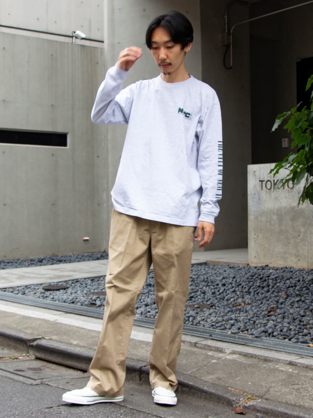 グレー系のTシャツ/カットソー、ベージュ系のチノパンツ、ホワイト系のスニーカーを着用したメンズの夏コーディネートの1枚目の写真