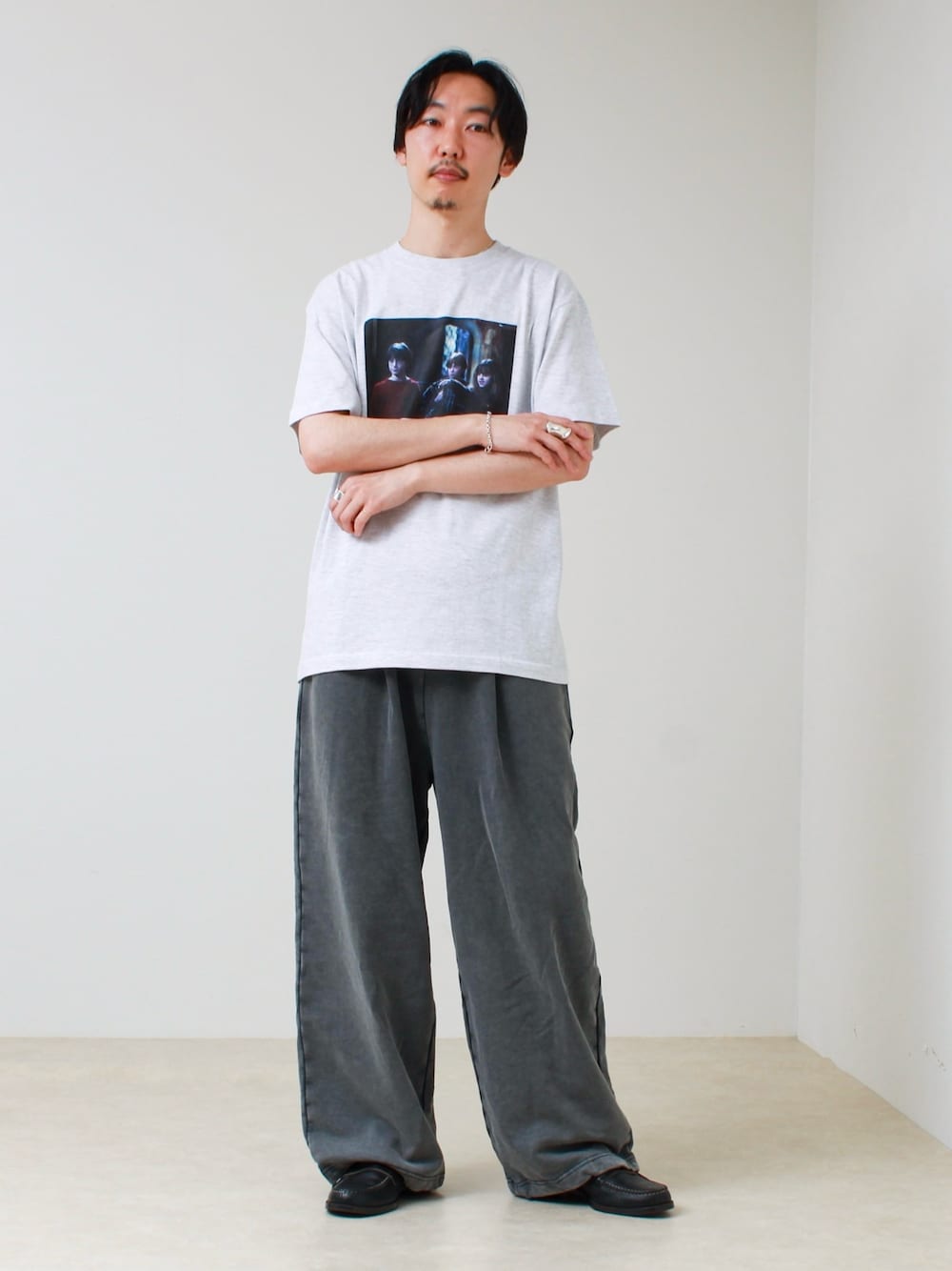 グレー系のTシャツ/カットソー、グレー系のスウェットパンツを着用したメンズの春コーディネートの1枚目の写真