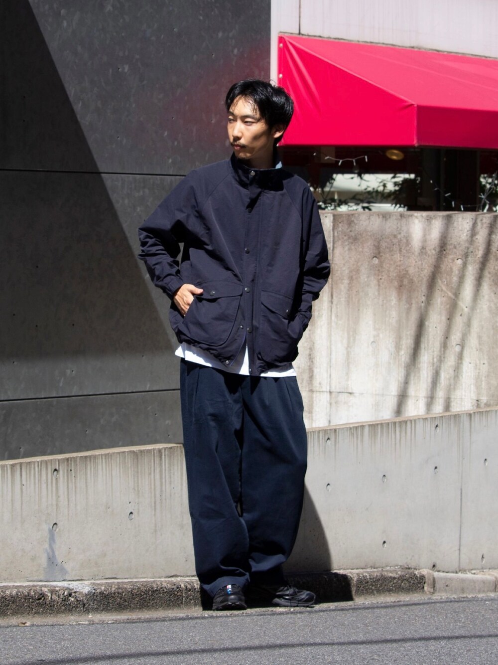 「秋服まるっと大公開、きれいめカジュアル、ストリート、秋コーデ、お出かけコーデ、スポーツミックス、アウトドアスタイル、シンプルコーデ、ワイドパンツ、休日スタイル、スニーカー、ライトアウター、チノパン、ビッグシルエット、オトナカジュアル」｜「GLOSTERの【限定展開】Wading jacket ショートジャケット（ブルゾン、ブルー系）」を使った、須山さん（メンズ・177cm）の秋コーディネートの1枚目の写真