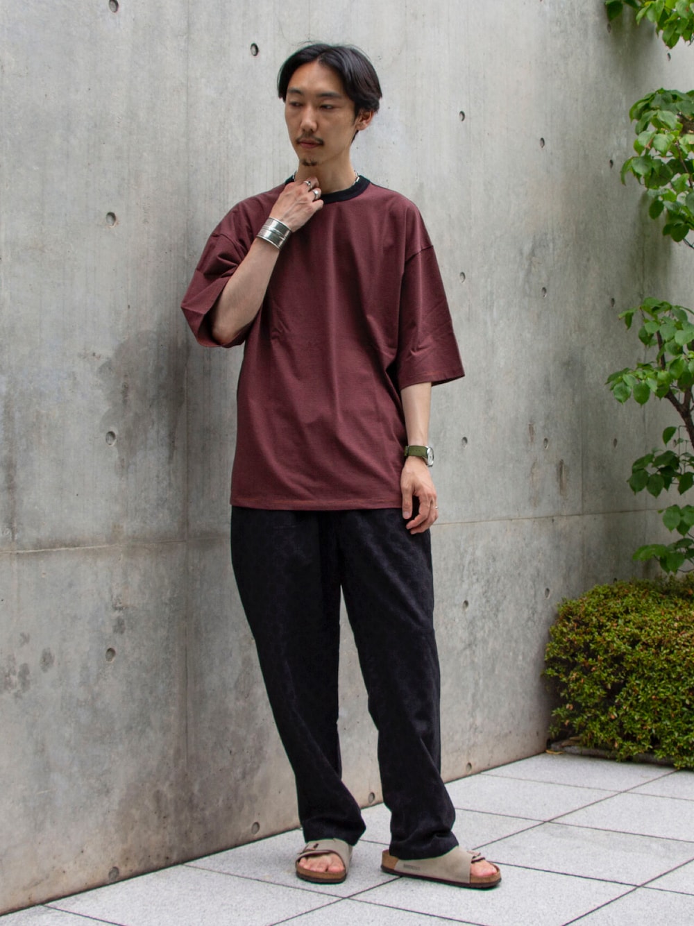 「夏コーデ、シンプル、シンプルコーデ、ボーダートップス、柄パンツ、サンダル、ボルドー、レッド、リンガーTシャツ、夏だ！Tシャツ着よう！、Tシャツ、ルームウェア、ビックシルエット、オトナカジュアル、シンプルスタイル」｜「GLOSTERの【GLOSTER ROAD/グロスターロード】ミジンボーダー リンガーTシャツ ビッグシルエット（Tシャツ/カットソー、レッド系）」を使った、須山さん（メンズ・177cm）の夏コーディネートの1枚目の写真